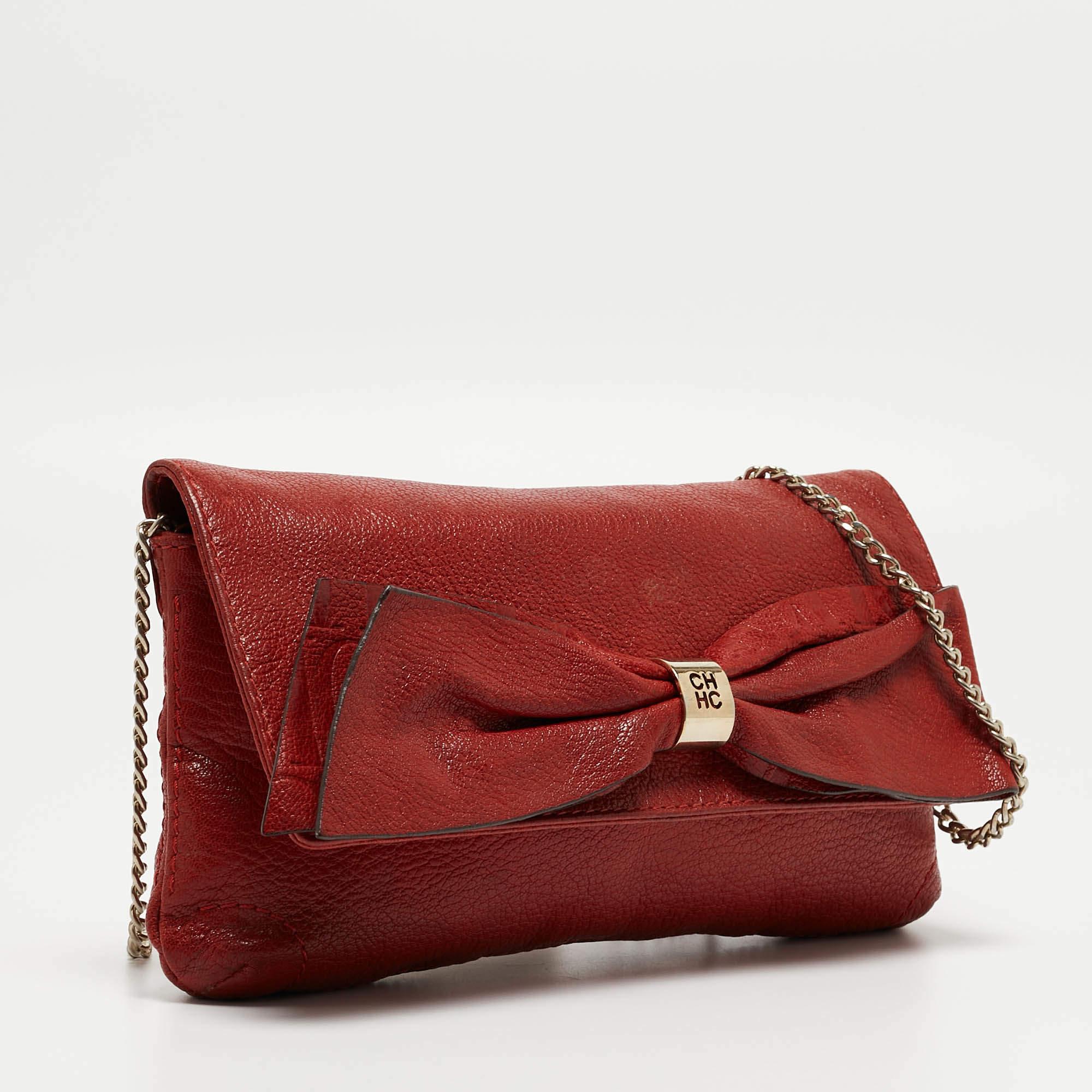 Marron Carolina Herrera pochette en cuir rouge avec nœud papillon CH en vente