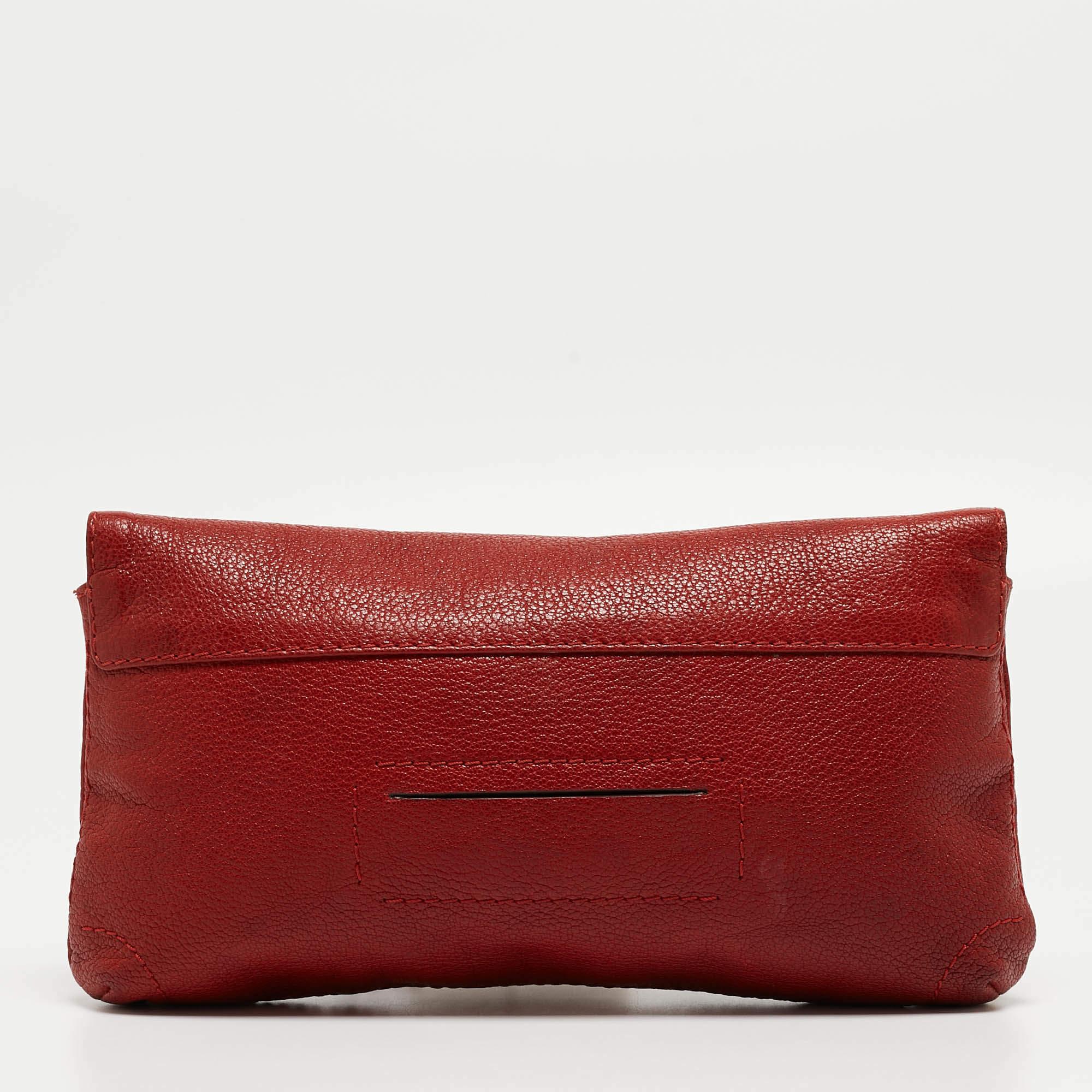 Carolina Herrera pochette en cuir rouge avec nœud papillon CH État moyen - En vente à Dubai, Al Qouz 2