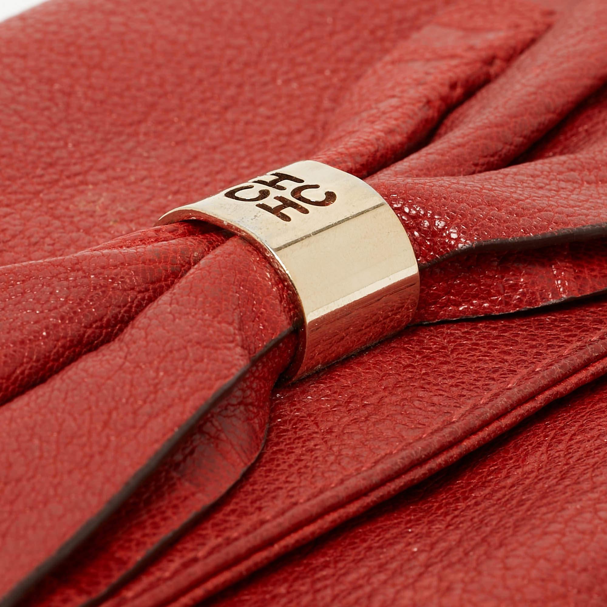 Carolina Herrera pochette en cuir rouge avec nœud papillon CH en vente 1