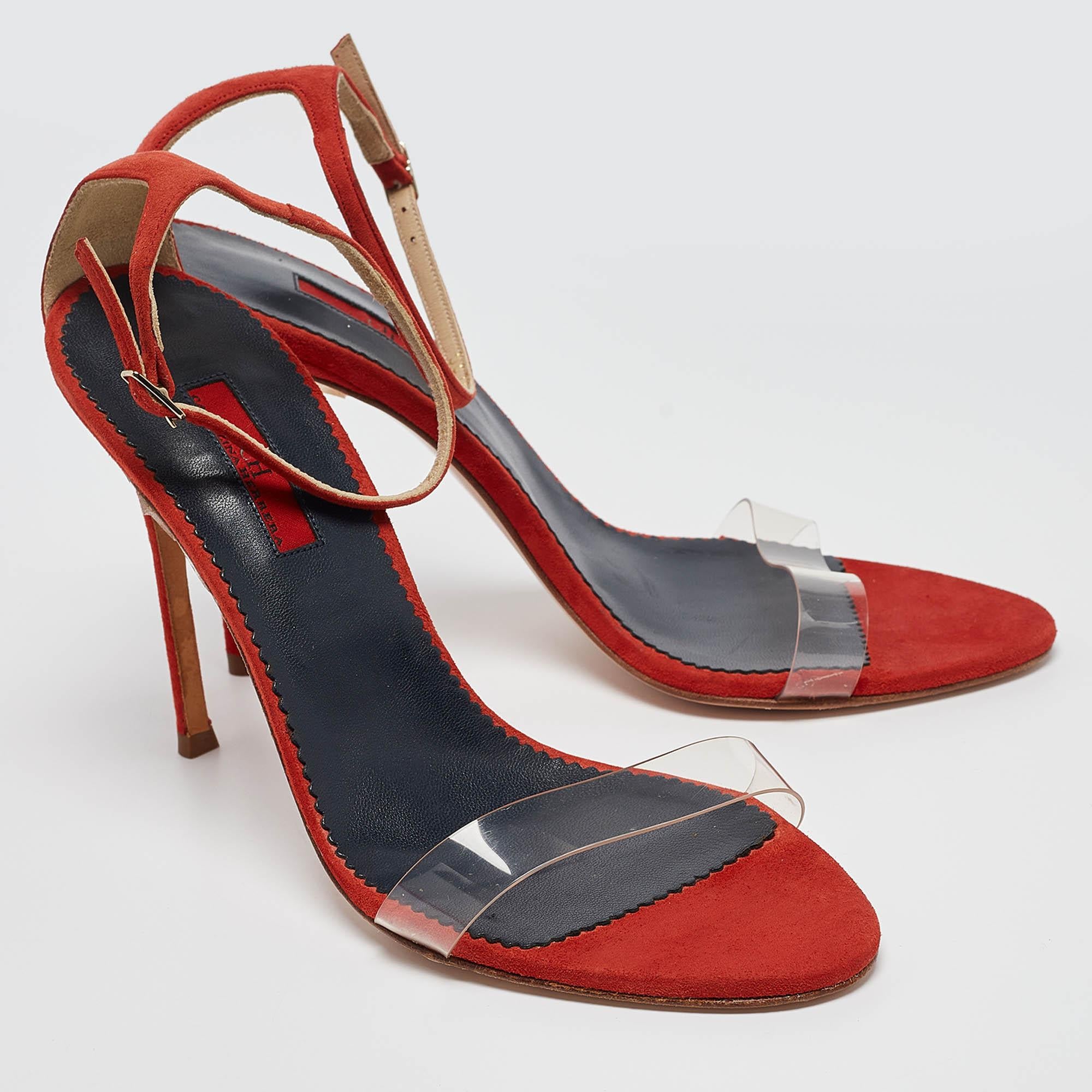 Carolina Herrera - Sandales à lanières à la cheville en daim rouge et PVC, taille 40 Excellent état - En vente à Dubai, Al Qouz 2