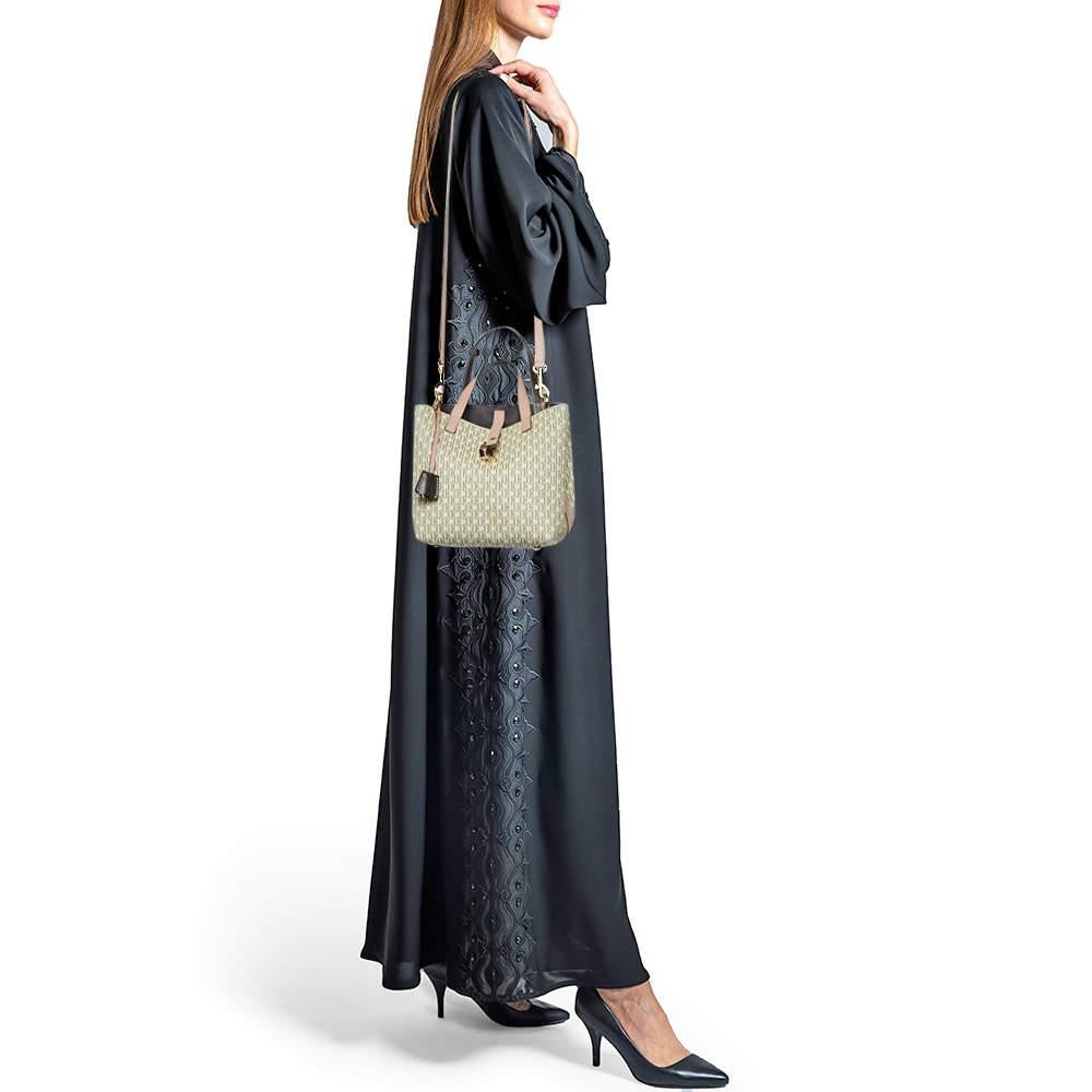 Carry everything you need in style thanks to this CH Carolina Herrera tote. Crafted from the best materials this is an accessory that promises enduring style and usage.