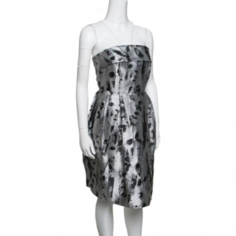 Luce nada menos que como una modelo de pasarela con este elegante vestido CH Carolina Herrera. Empieza el fin de semana con alegría con esta extravagante creación plateada. Esta pieza de tejido mixto tiene todo lo que la convierte en una pieza