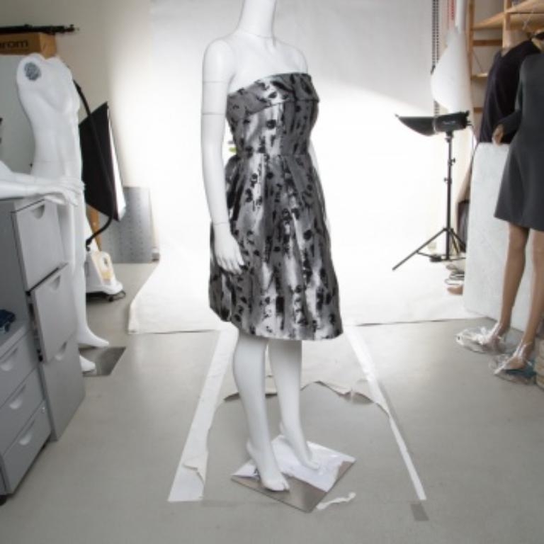 CH Carolina Herrera Vestido sin tirantes en jacquard floral plateado y negro S en venta 2