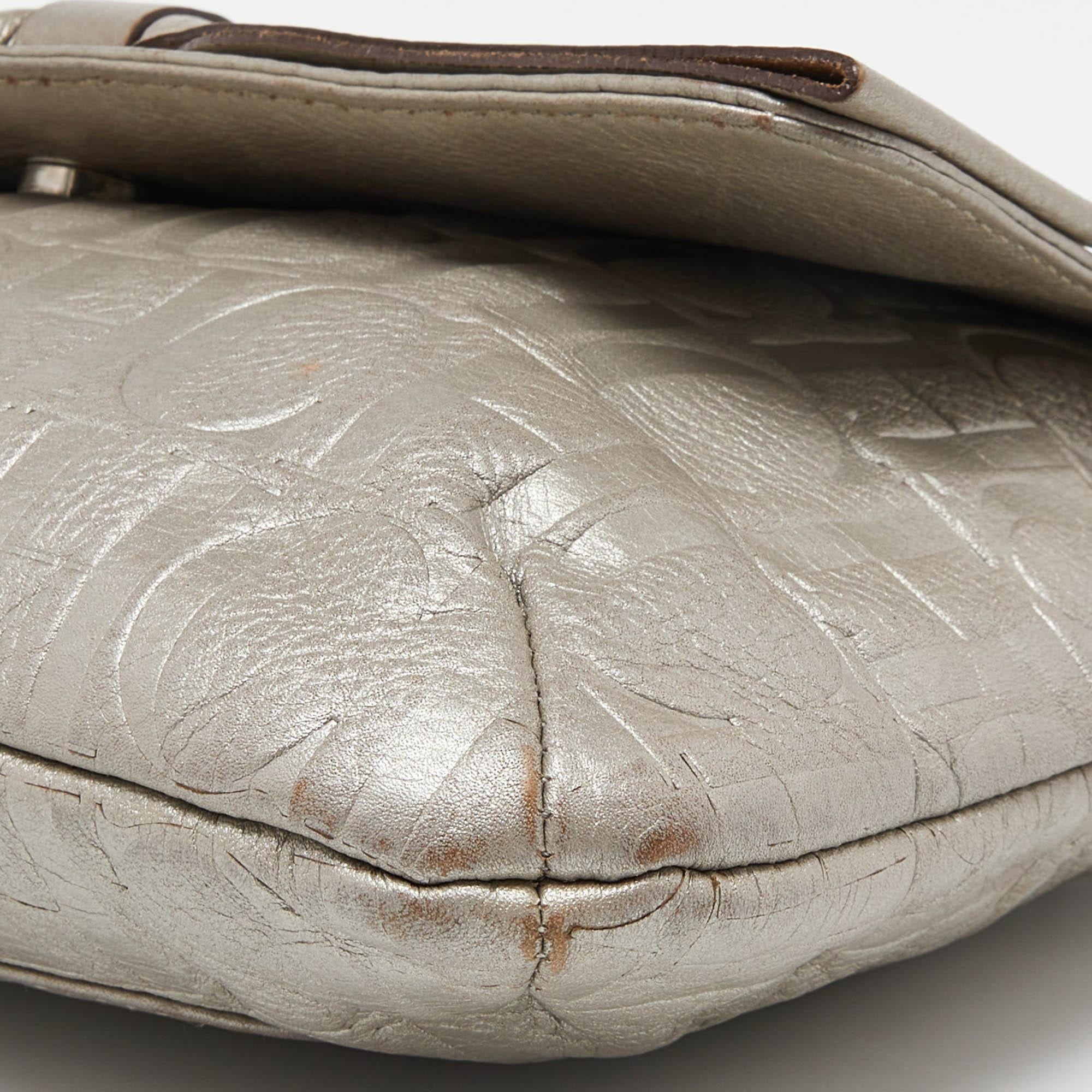 CH Carolina Herrera Bolso Audrey de cuero repujado con monograma plateado 4