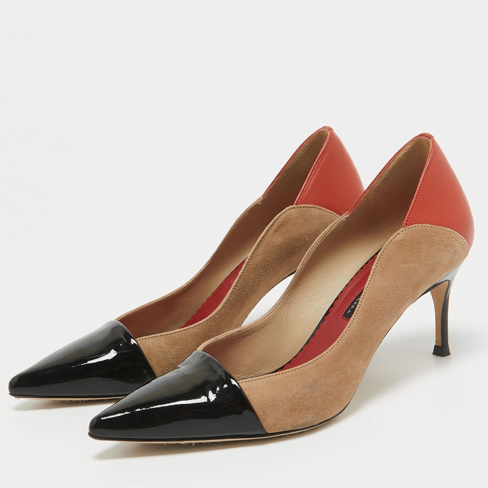 Exhibe un estilo elegante con este par de zapatos de salón. Estos elegantes zapatos están fabricados con materiales de calidad. Llevan suelas duraderas y tacones elegantes.