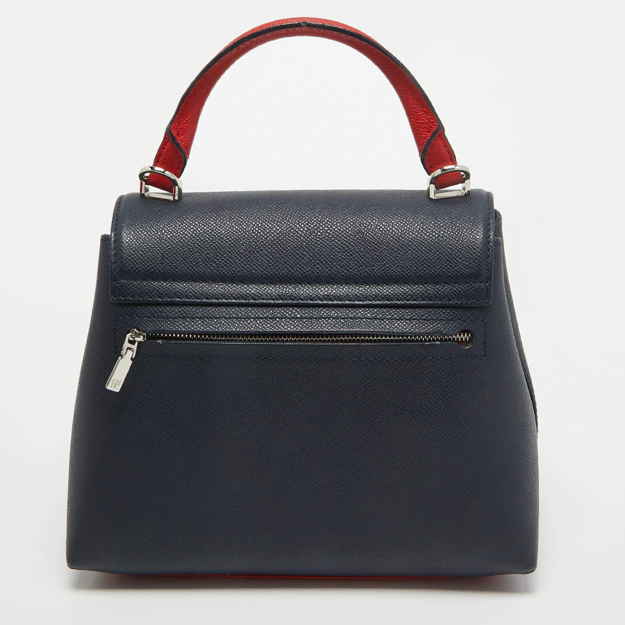 A chic bag for you to step out in style and win compliments! This bag from CH Carolina Herrera comes crafted from the choicest material and features a top handle and a spacious interior that can easily store your daily essentials. The bag exudes an