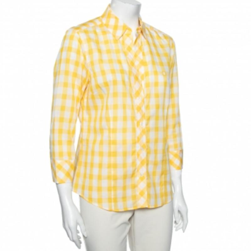 Presentada por CH Carolina Herrera, ¡esta preciosa camisa es todo lo que necesitas para añadir diversión y color a tu armario! Está diseñado con tejido de algodón a cuadros amarillos y luce cuello, mangas largas y cierres abotonados.