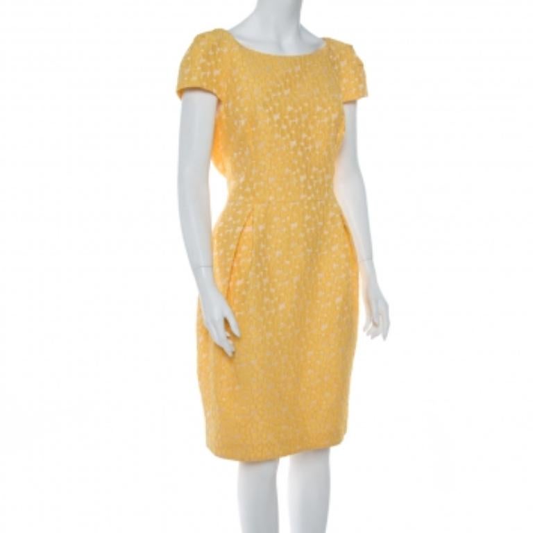 Cette élégante robe de la maison CH Carolina Herrera présente un design élégant qui en fait une pièce incontournable de votre garde-robe. Une pièce jaune vif comme celle-ci peut être stylisée sans effort avec des pièces d'apparat, par exemple une