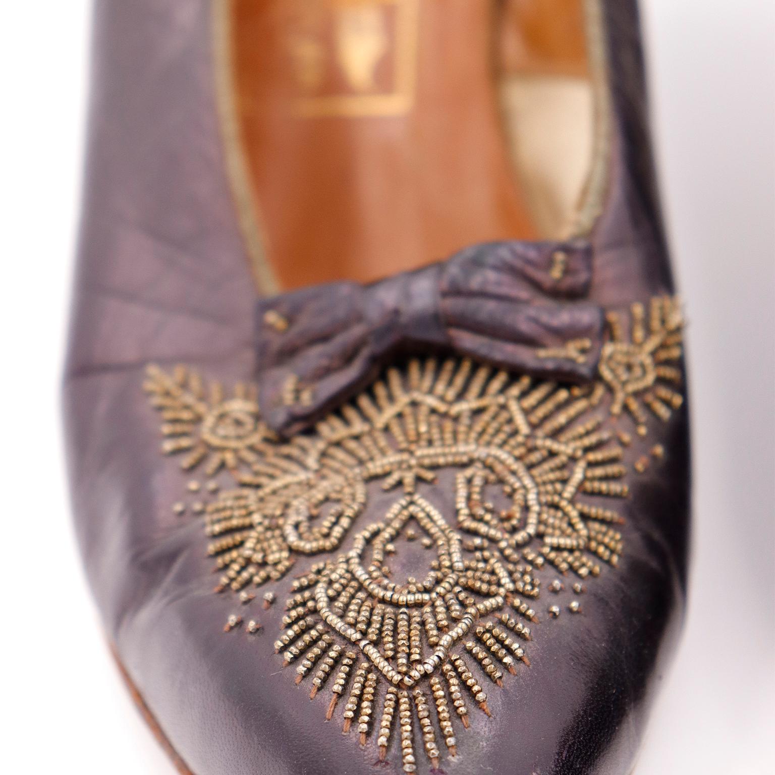 CH Wolfelt Co. Edwardianische Schuhe aus lila Leder mit goldener Metallperlenstickerei aus Leder im Angebot 5