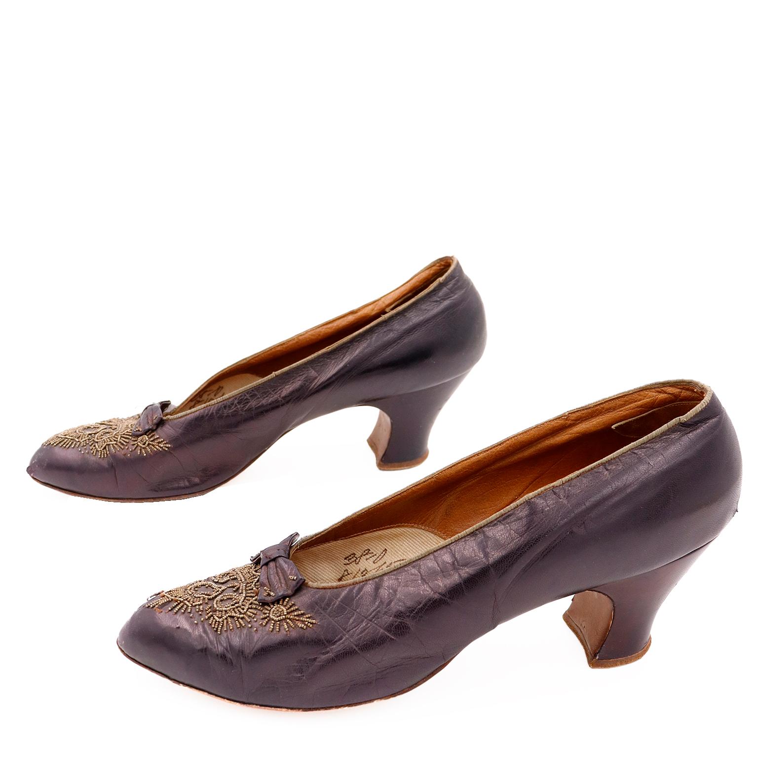 CH Wolfelt Co. Edwardianische Schuhe aus lila Leder mit goldener Metallperlenstickerei aus Leder (Braun) im Angebot