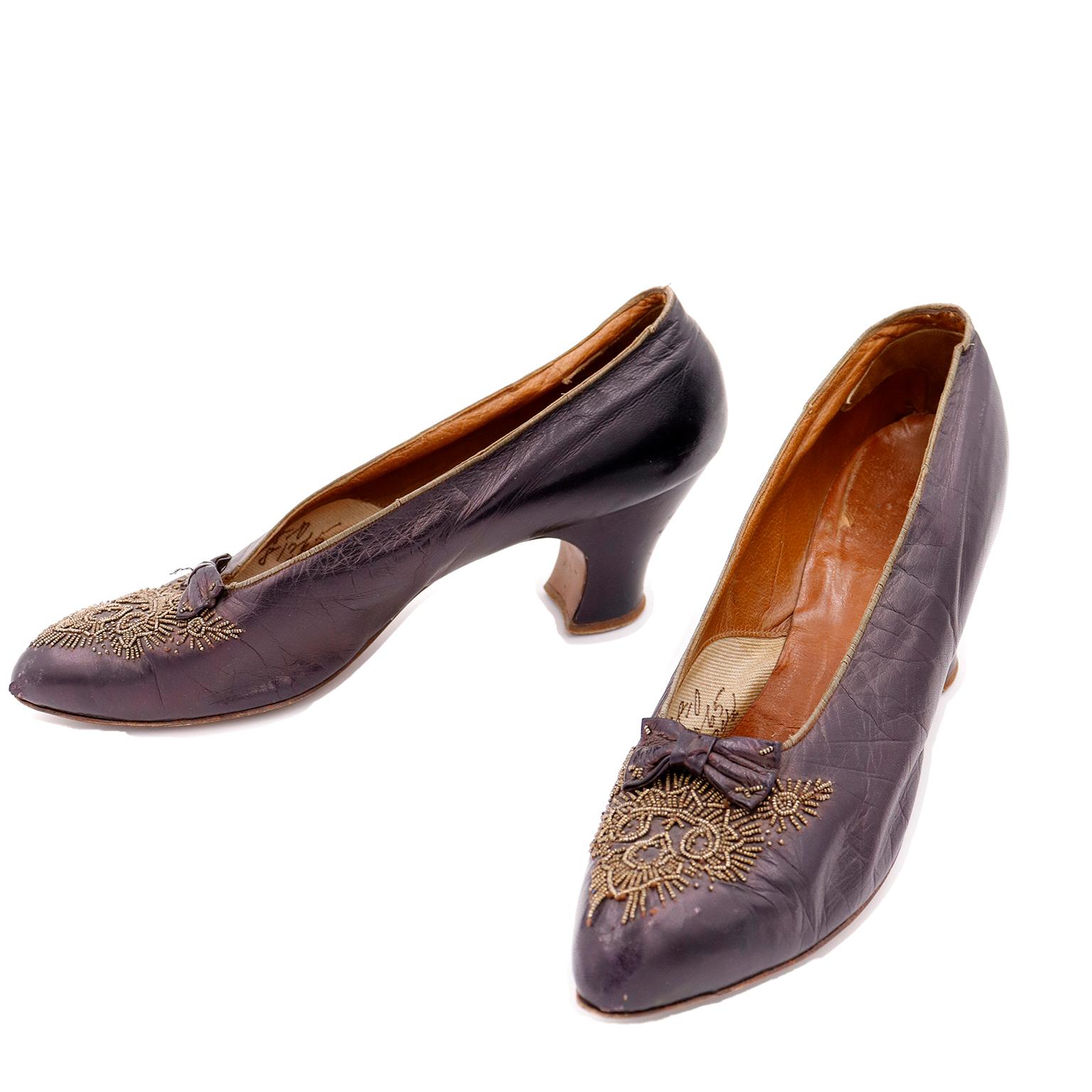 CH Wolfelt Co. Edwardianische Schuhe aus lila Leder mit goldener Metallperlenstickerei aus Leder im Angebot 1