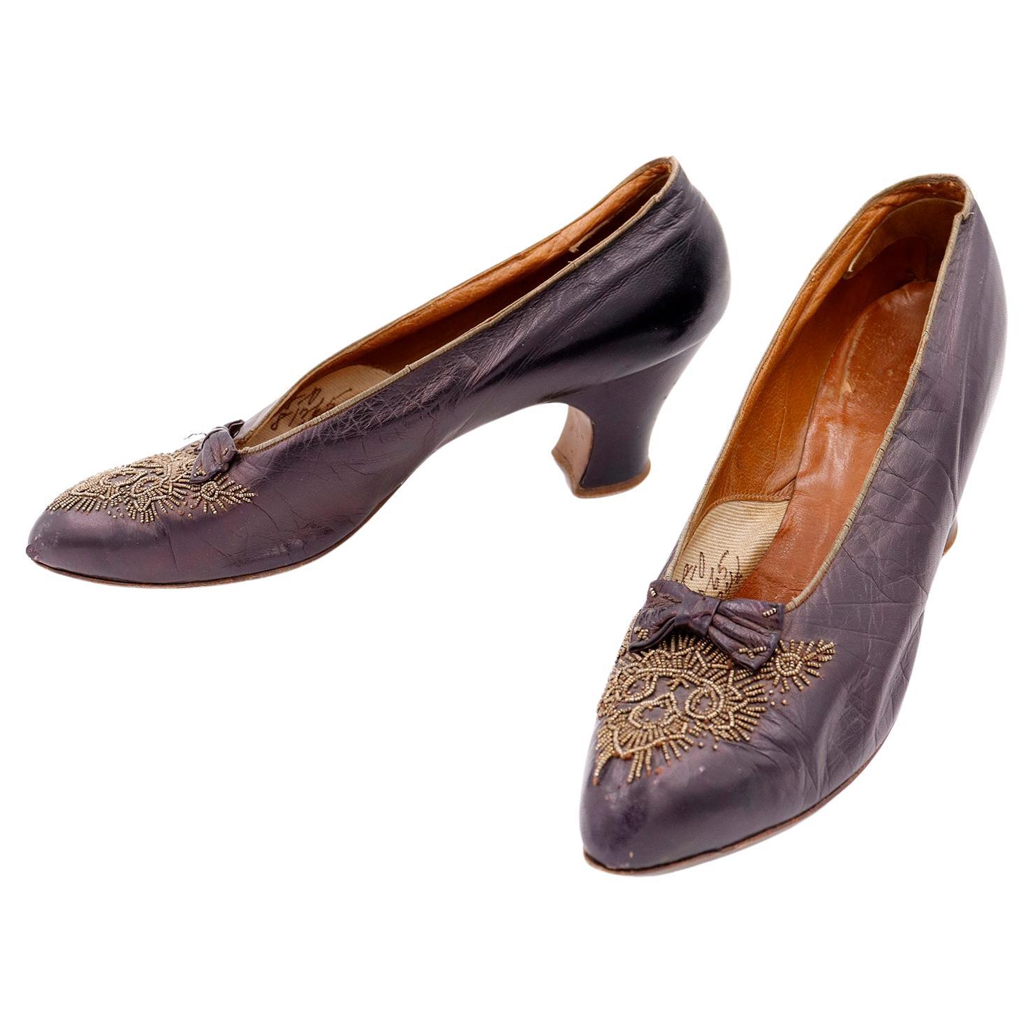 CH Wolfelt Co. Edwardianische Schuhe aus lila Leder mit goldener Metallperlenstickerei aus Leder im Angebot