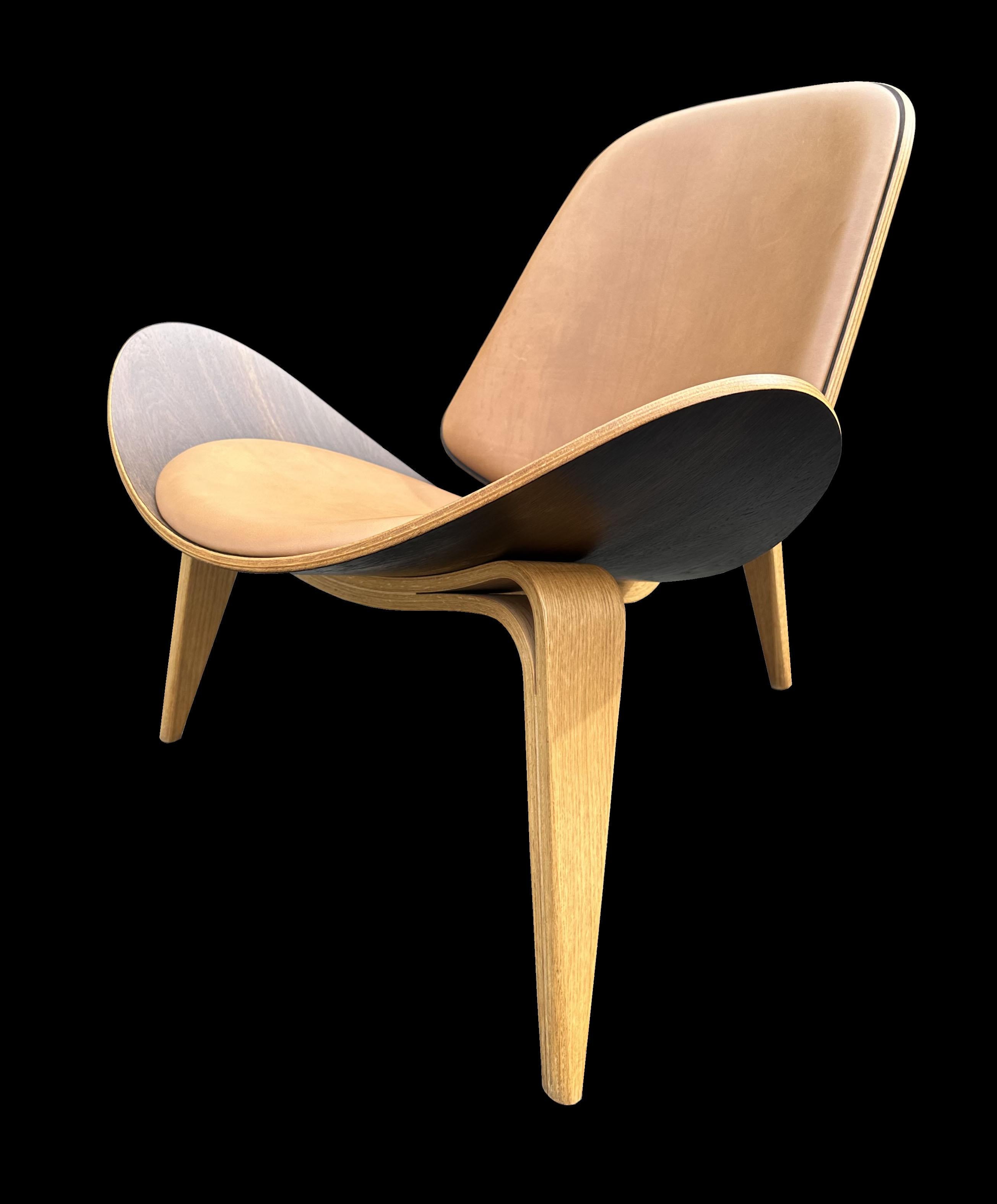 Als Hans J. Wegner diesen Stuhl 1963 entwarf, war er für die Öffentlichkeit etwas zu radikal und wurde nur in sehr geringen Stückzahlen verkauft. Als sich die Welt in den 1980er und frühen 90er Jahren der Genialität des Designs bewusst wurde,