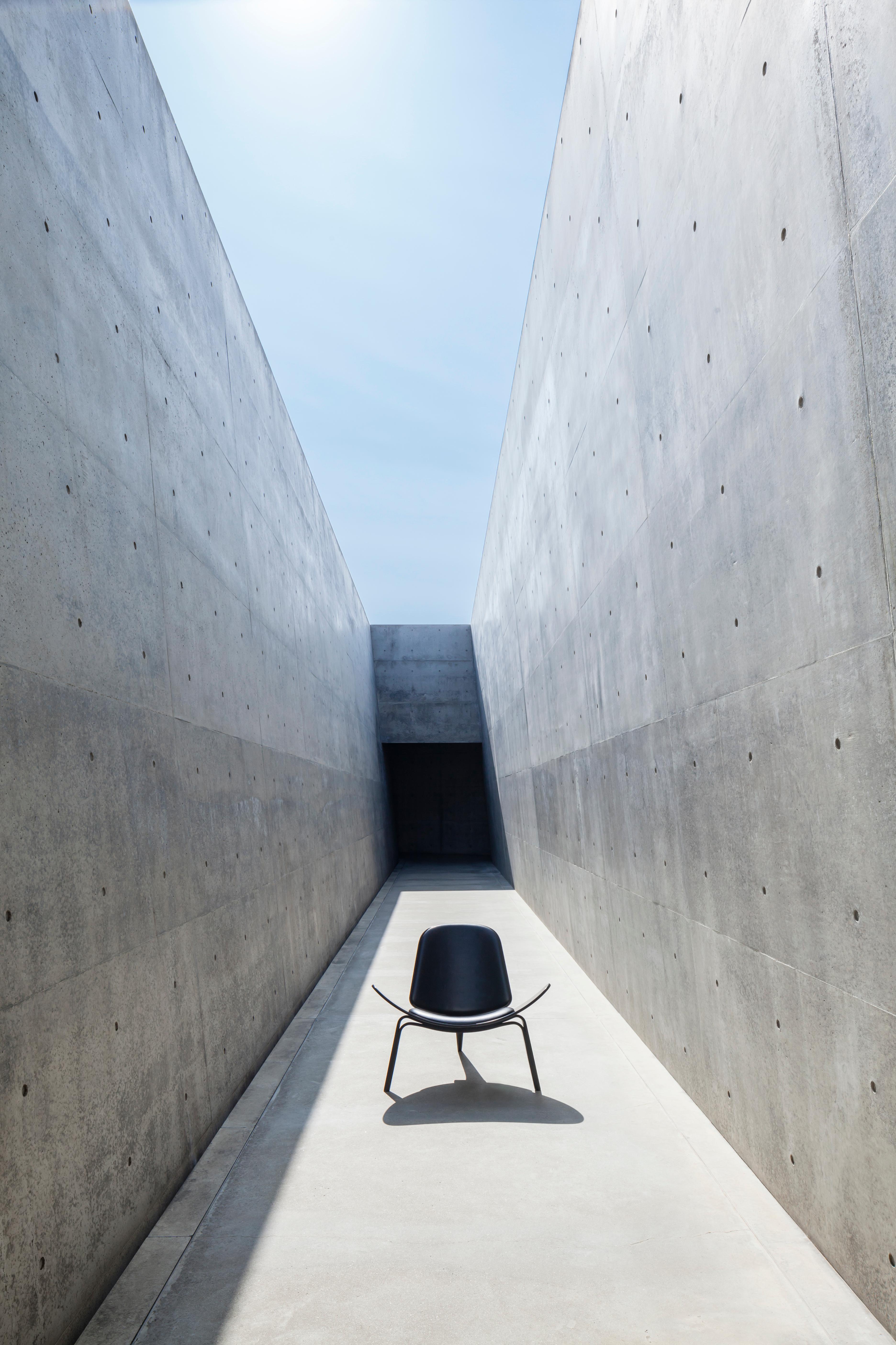 CH07 Shell Chair in Oak White Oil with Leather Seat by Hans J. Wegner 5