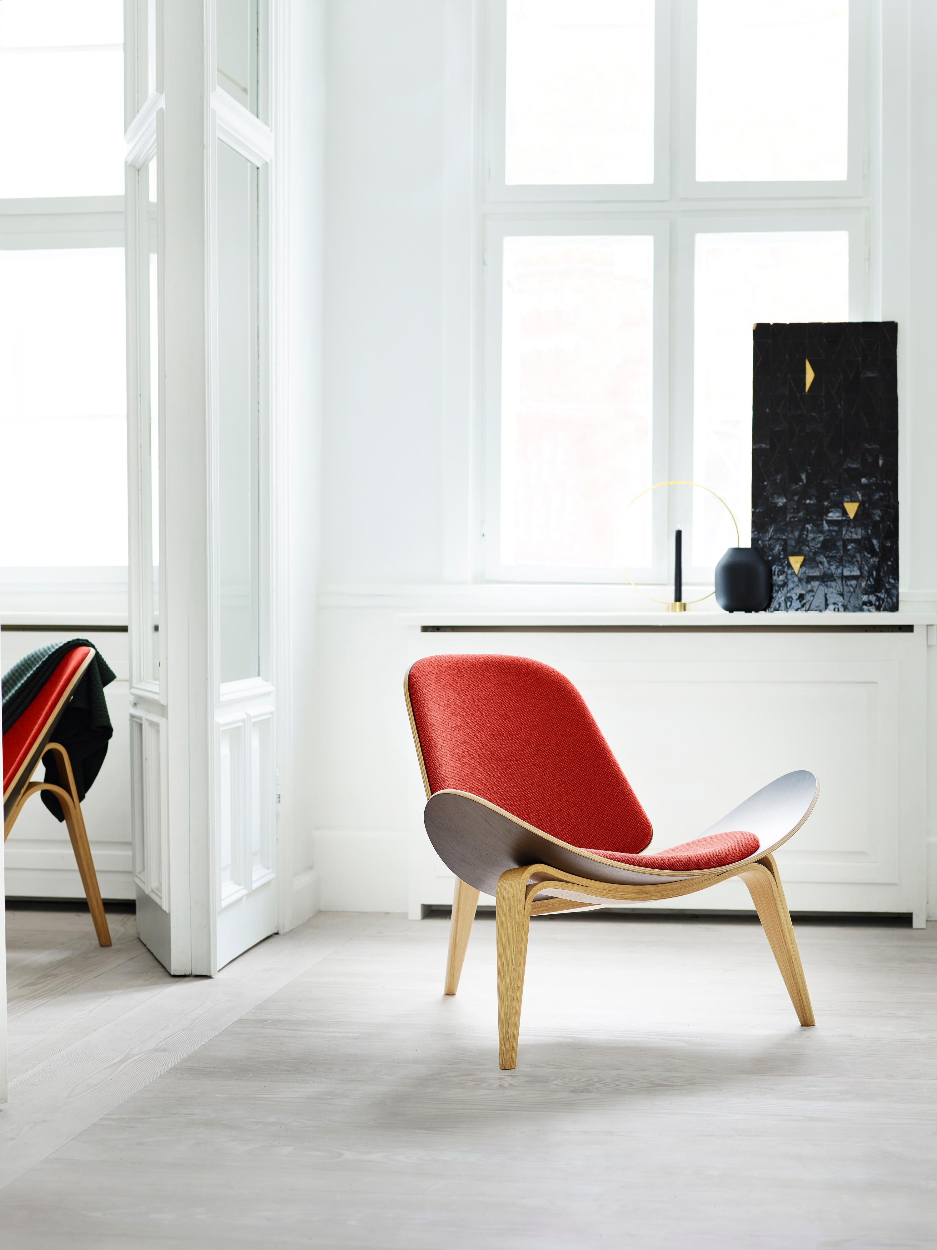 Contemporary CH07 Shell Chair in Oak White Oil with Foam Seat by Hans J. Wegner