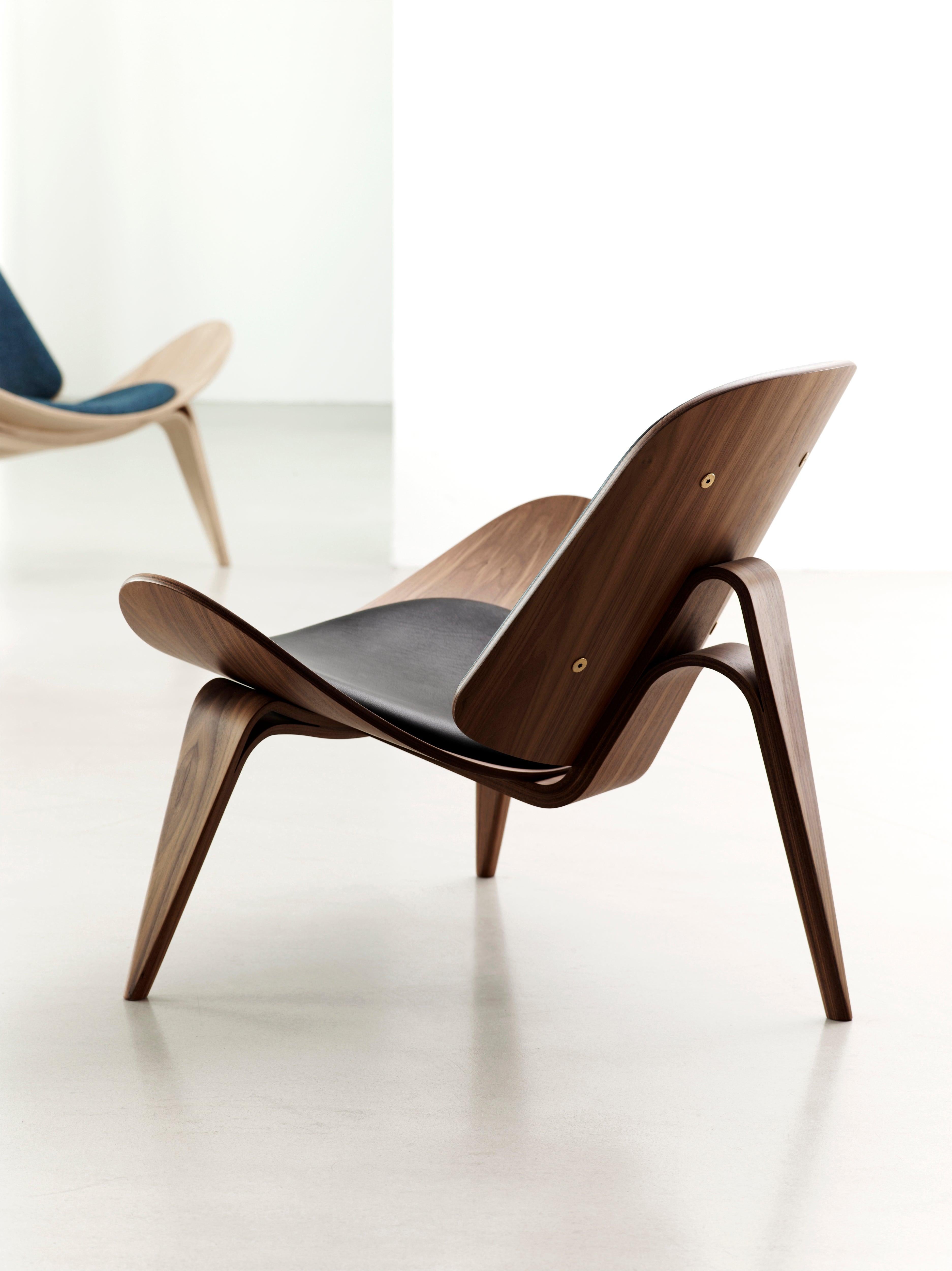 CH07 Shell Chair in Walnut Oil with Thor 307 Leather Seat by Hans J. Wegner 1
