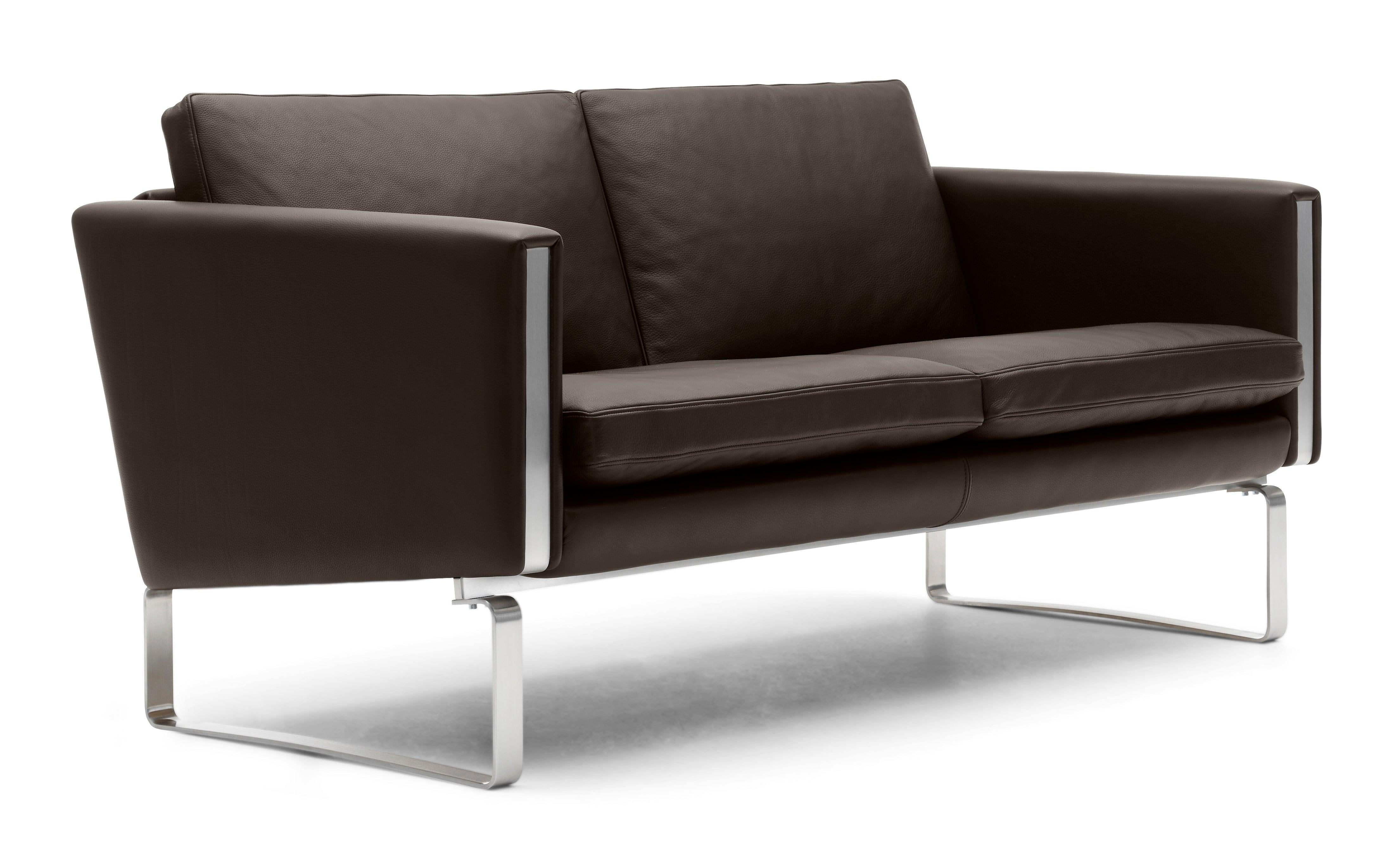 The CH102 chair by Hans J. Wegner is a modern 2-seat sofa ideal for contemporary interiors. It combines brushed steel and traditional leather upholstery in an appealing design, and comfort is ensured with cushions that combine foam and soft down.