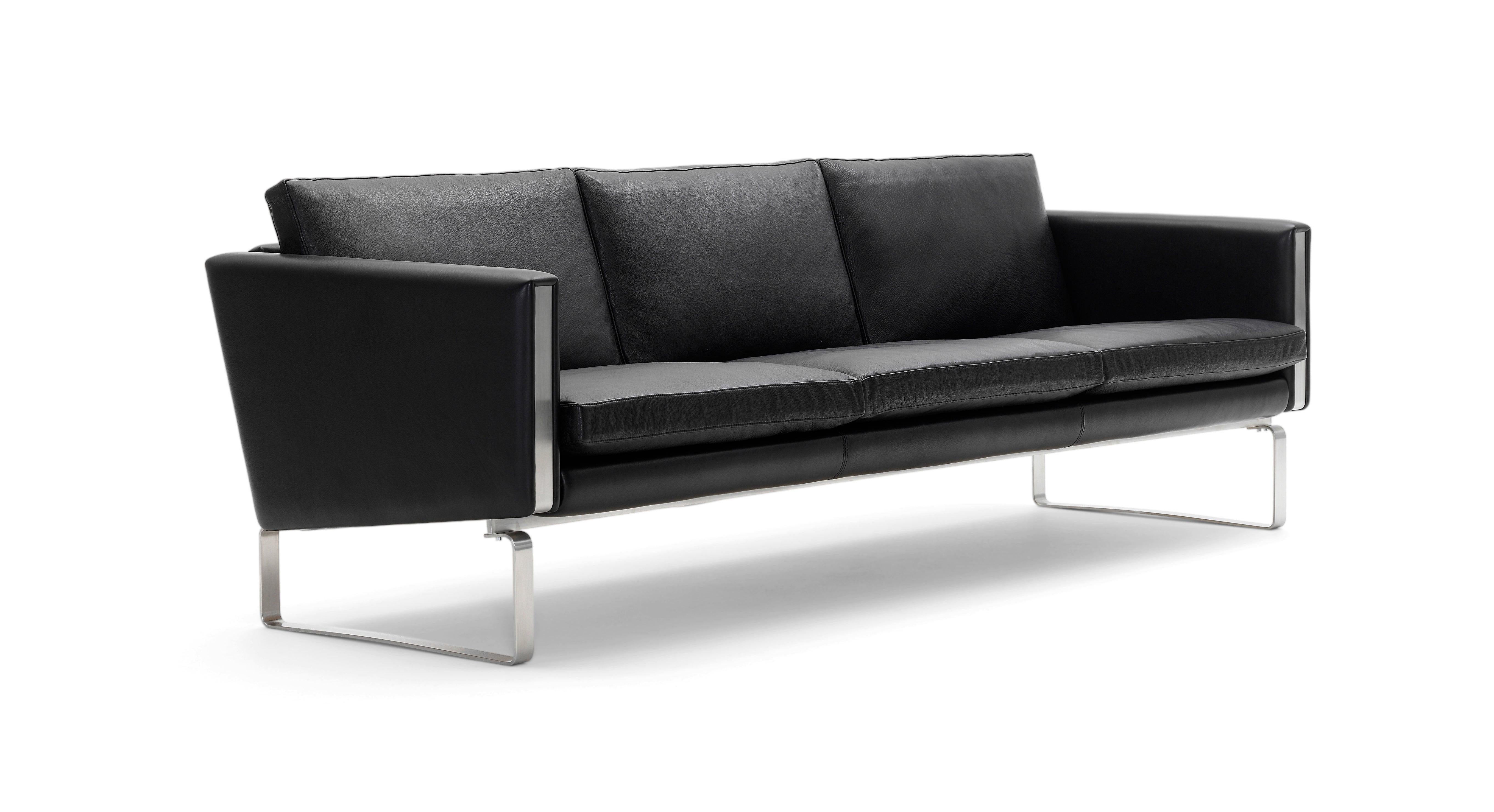 Le fauteuil CH103 de Hans J. Wegner est un canapé moderne à 3 places idéal pour les intérieurs contemporains. Il associe l'acier brossé et le revêtement en cuir traditionnel dans un design attrayant, et le confort est assuré par des coussins qui