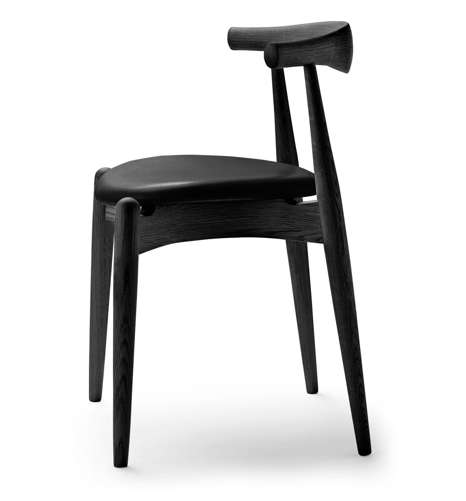 Hans J. Wegner entwarf 1956 den stapelbaren Elbow Chair. Nachdem er zwei Prototypen hergestellt hatte, legte er den produktionsintensiven Stuhlentwurf in seinem Archiv beiseite, wo er fast ein halbes Jahrhundert lang blieb, bis er 2005 wieder zum