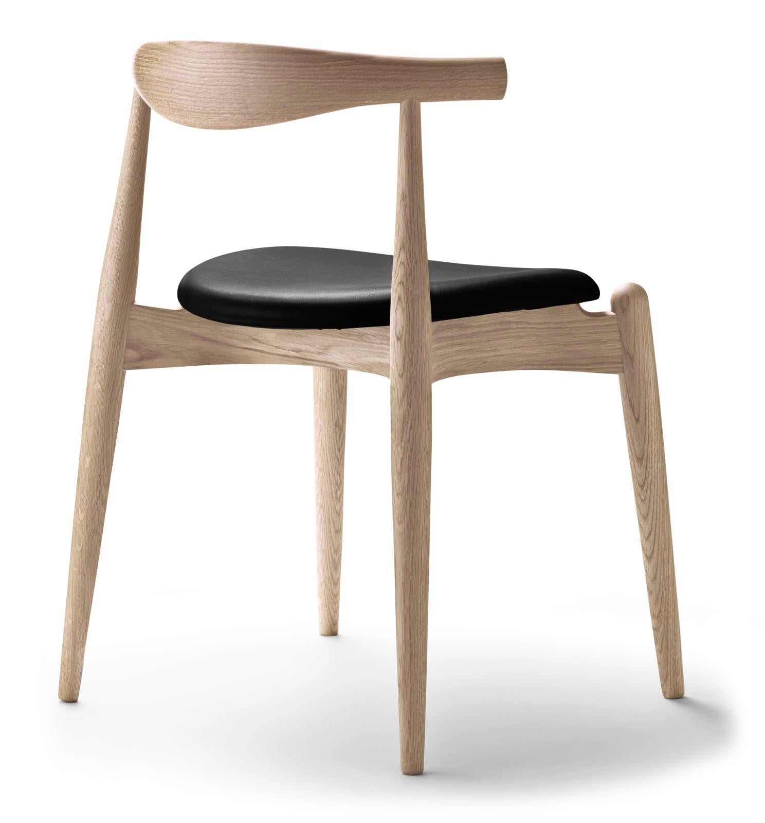 Hans J. Wegner a conçu la chaise Elbow empilable en 1956. Après avoir fabriqué deux prototypes, il a mis de côté la conception de la chaise, qui nécessitait une production intensive, dans ses archives, où elle est restée pendant près d'un