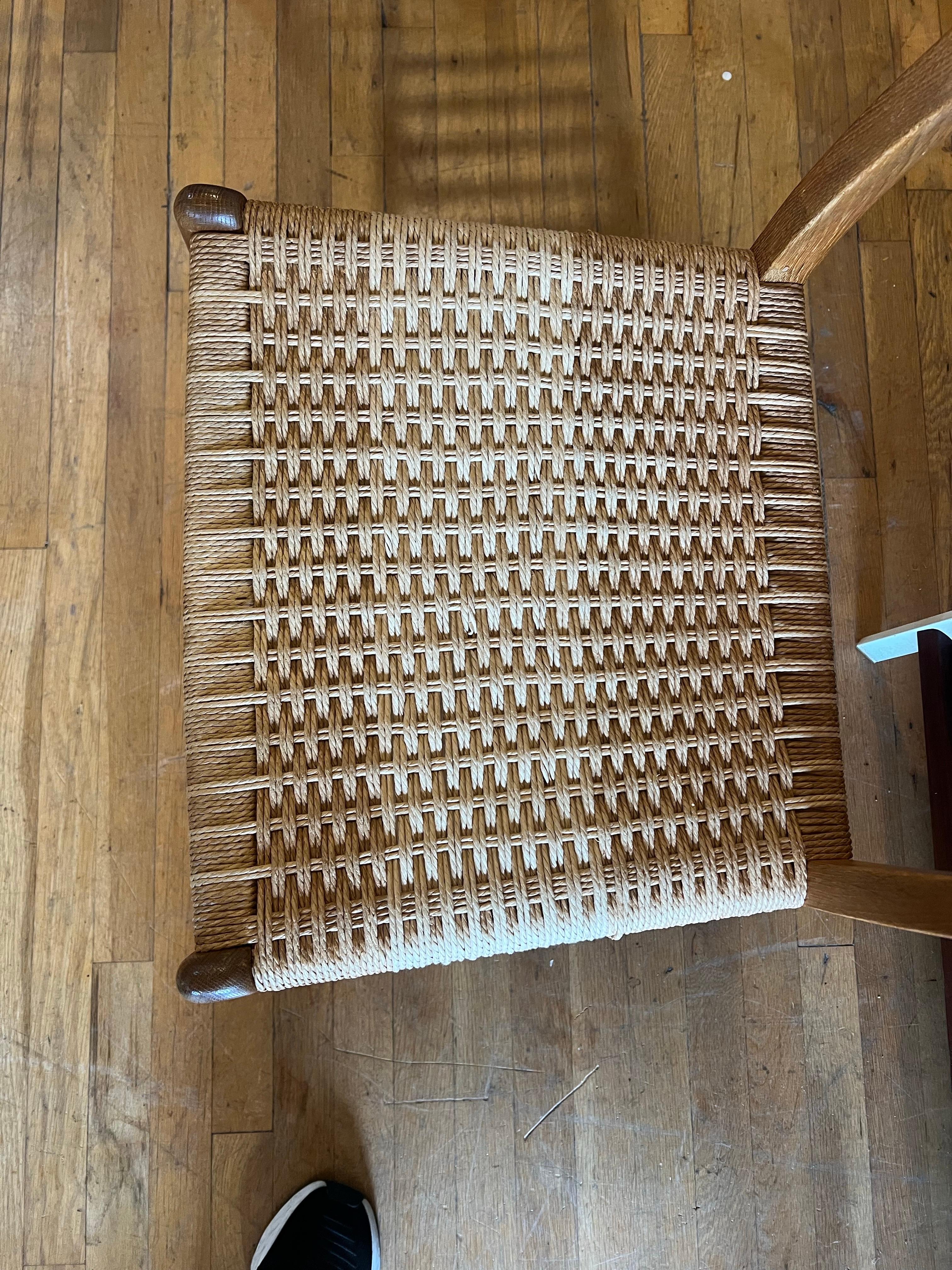 The CH23 is one of the first chairs Hans J. Wegner exclusively designed for Carl Hansen & Søn in 1950. This simplistic chair actually incorporates many sophisticated details, such as the cruciform cover caps in the backrest, a double-woven seat, and