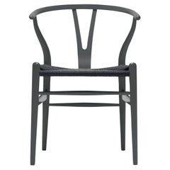 CH24 Chaise Wishbone en gris anthracite avec assise en corde de papier noire par Hans Wegner