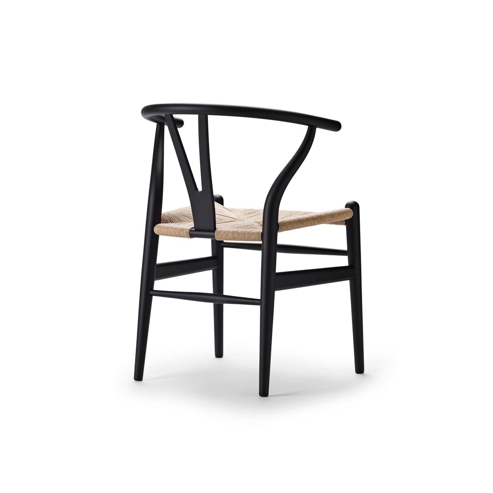 Mid-Century Modern Chaise Wishbone CH24 en bois de hêtre avec finition noire douce et cordon en papier naturel en vente