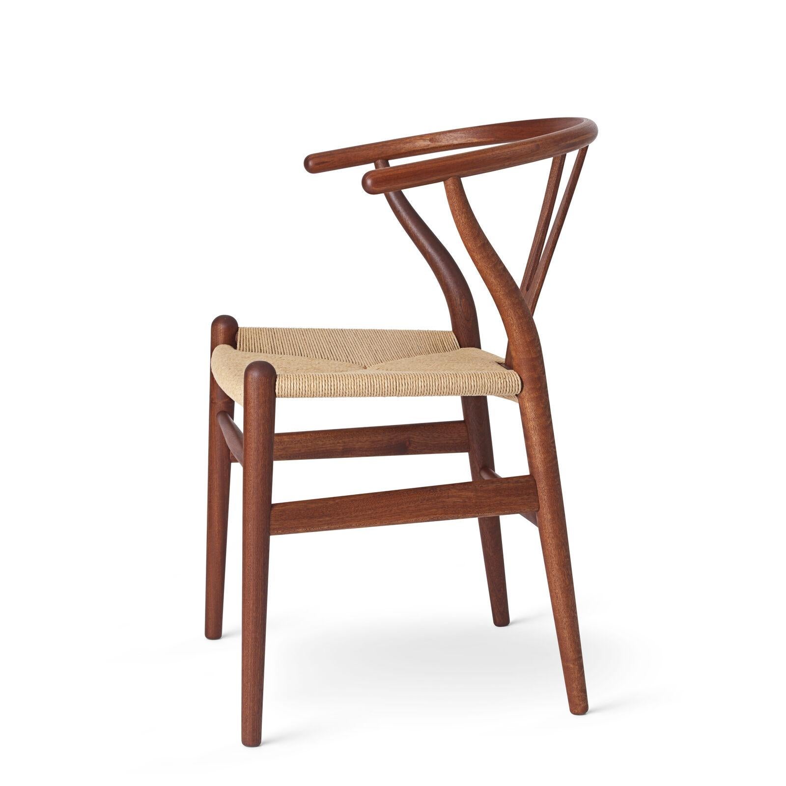 Le tout premier modèle que Hans J. Wegner a conçu exclusivement pour Carl Hansen & Søn en 1949, la CH24 ou chaise Wishbone, a été produit en continu depuis son introduction en 1950.