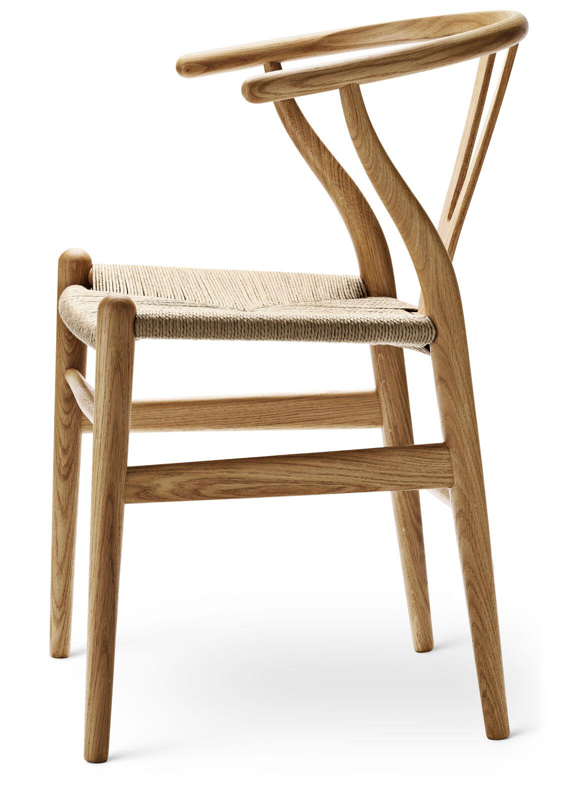Le tout premier modèle que Hans J. Wegner a conçu exclusivement pour Carl Hansen & Søn en 1949, la CH24 ou chaise Wishbone, a été produit en continu depuis son introduction en 1950.