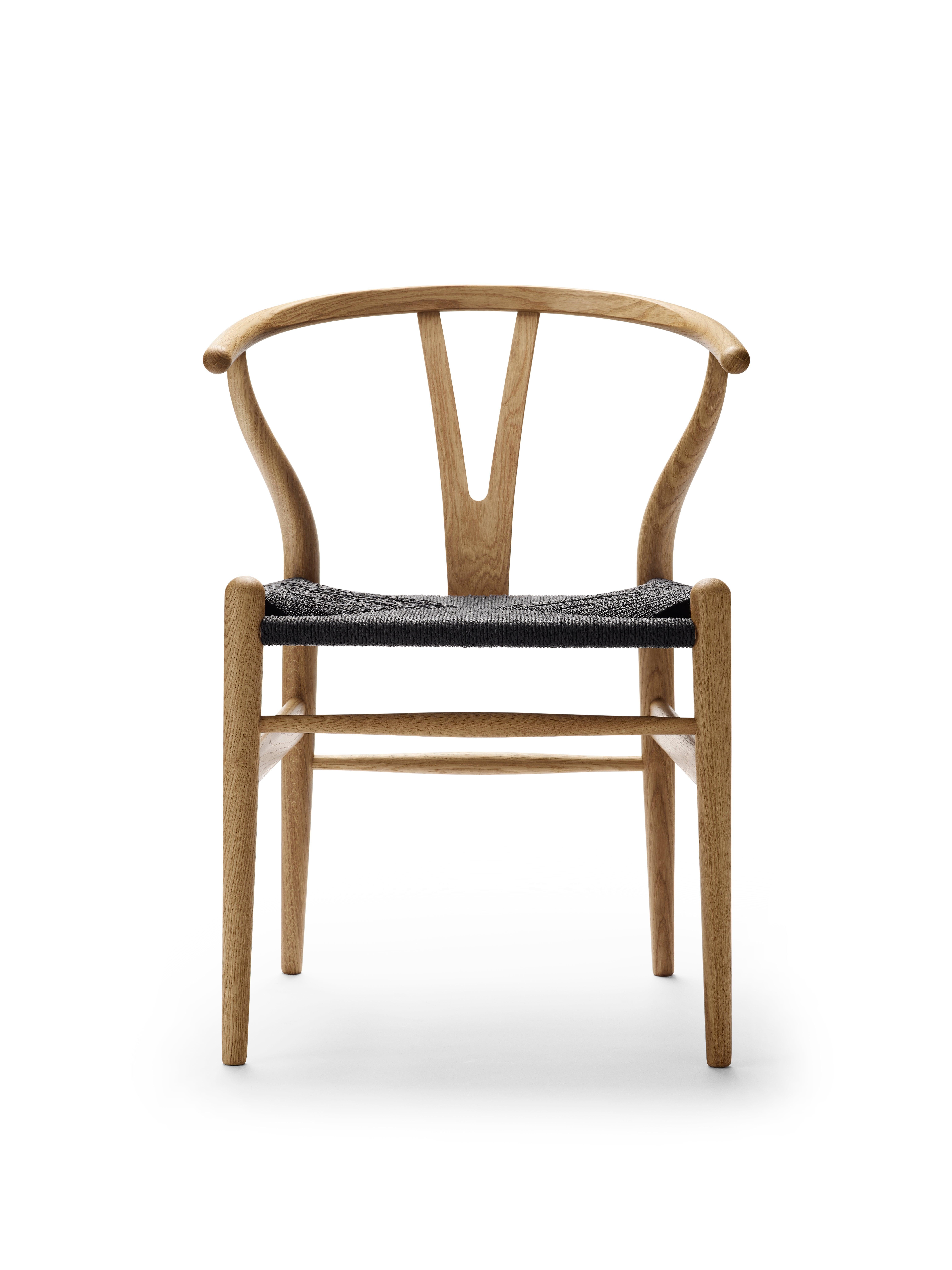 With a form that is uniquely its own, the iconic CH24 Wishbone chair by Hans J. Wegner holds a special place in the world of modern design. When designing the CH24, Wegner chose to combine the back and armrest into a single piece. To give stability