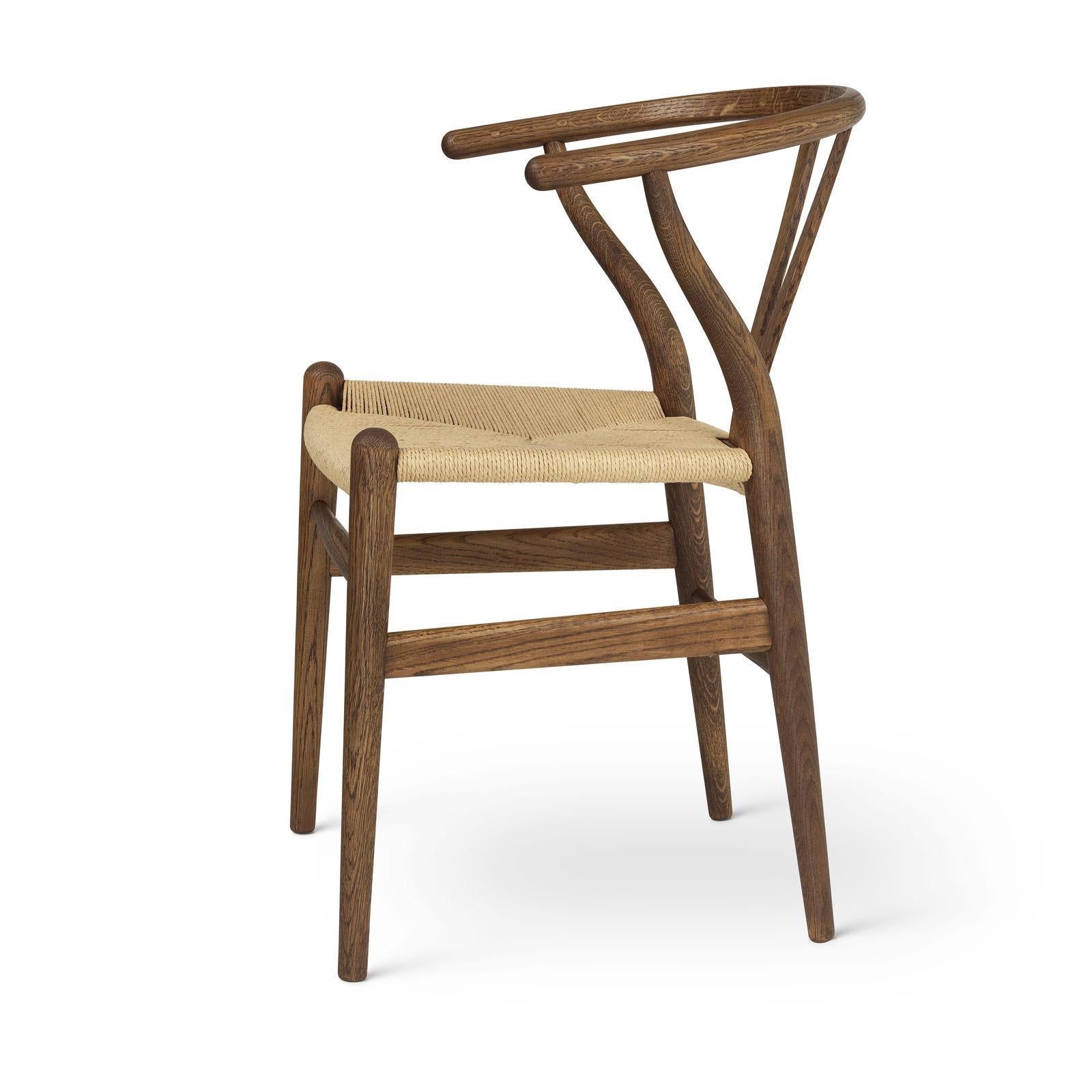 Das allererste Modell, das Hans J. Wegner 1949 exklusiv für Carl Hansen & Søn entwarf, der CH24 oder Wishbone Chair, wird seit seiner Einführung im Jahr 1950 kontinuierlich produziert.