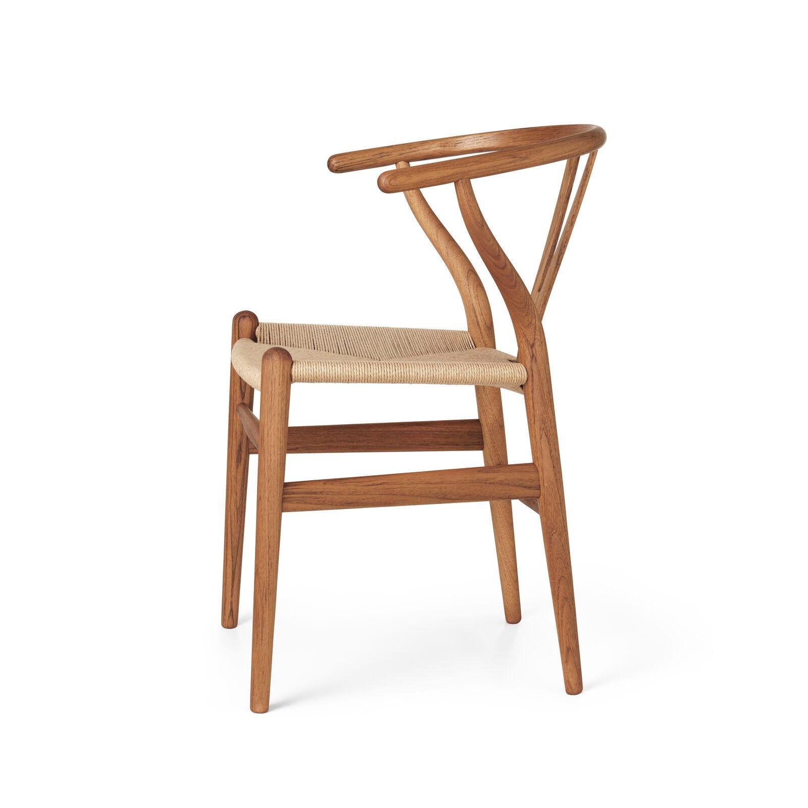 Das allererste Modell, das Hans J. Wegner 1949 exklusiv für Carl Hansen & Søn entwarf, der CH24 oder Wishbone Chair, wird seit seiner Einführung im Jahr 1950 kontinuierlich produziert.