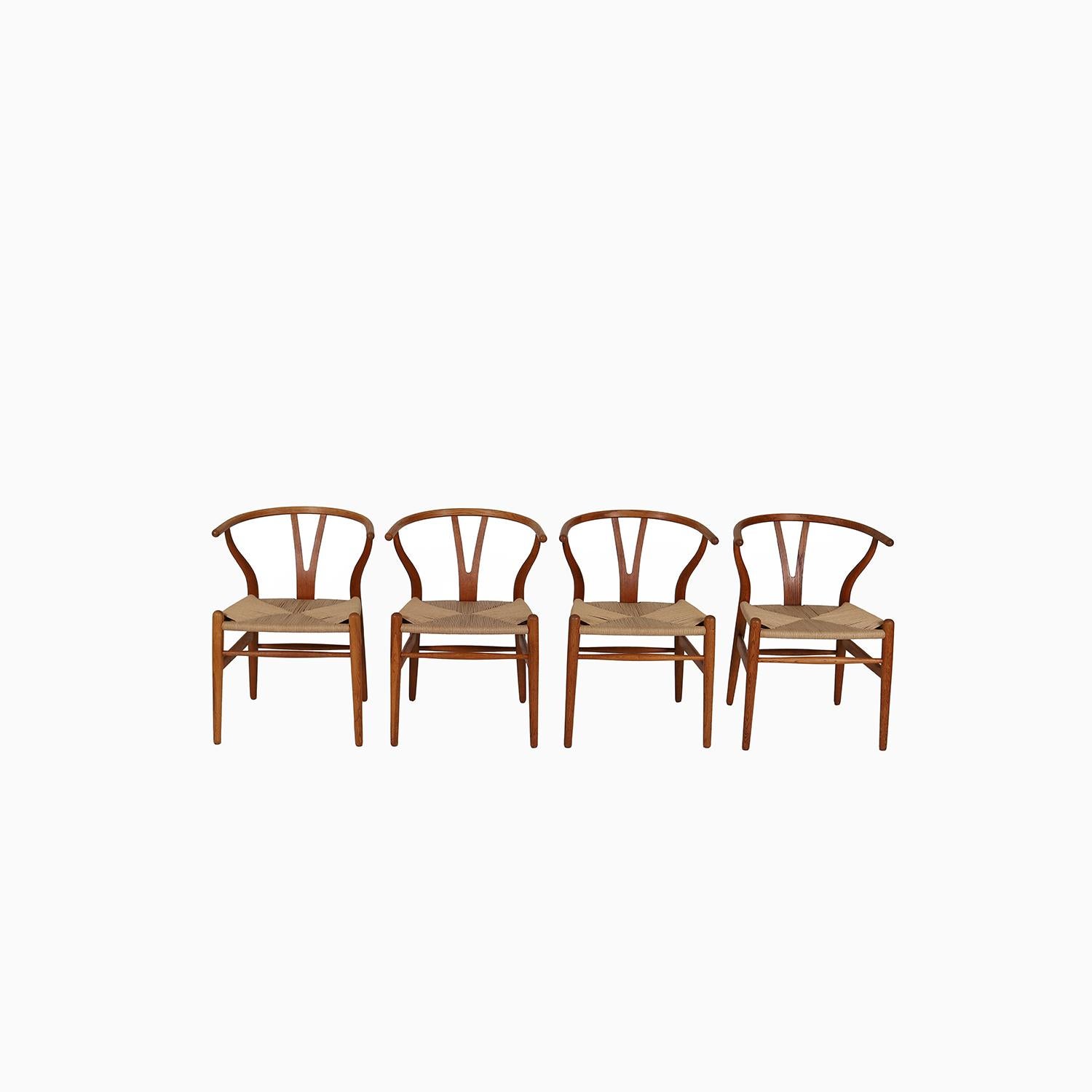 CH24 Wishbone Chairs in vintage oak by Hans J Wegner - Set of 4 In Excellent Condition In Minneapolis, MN