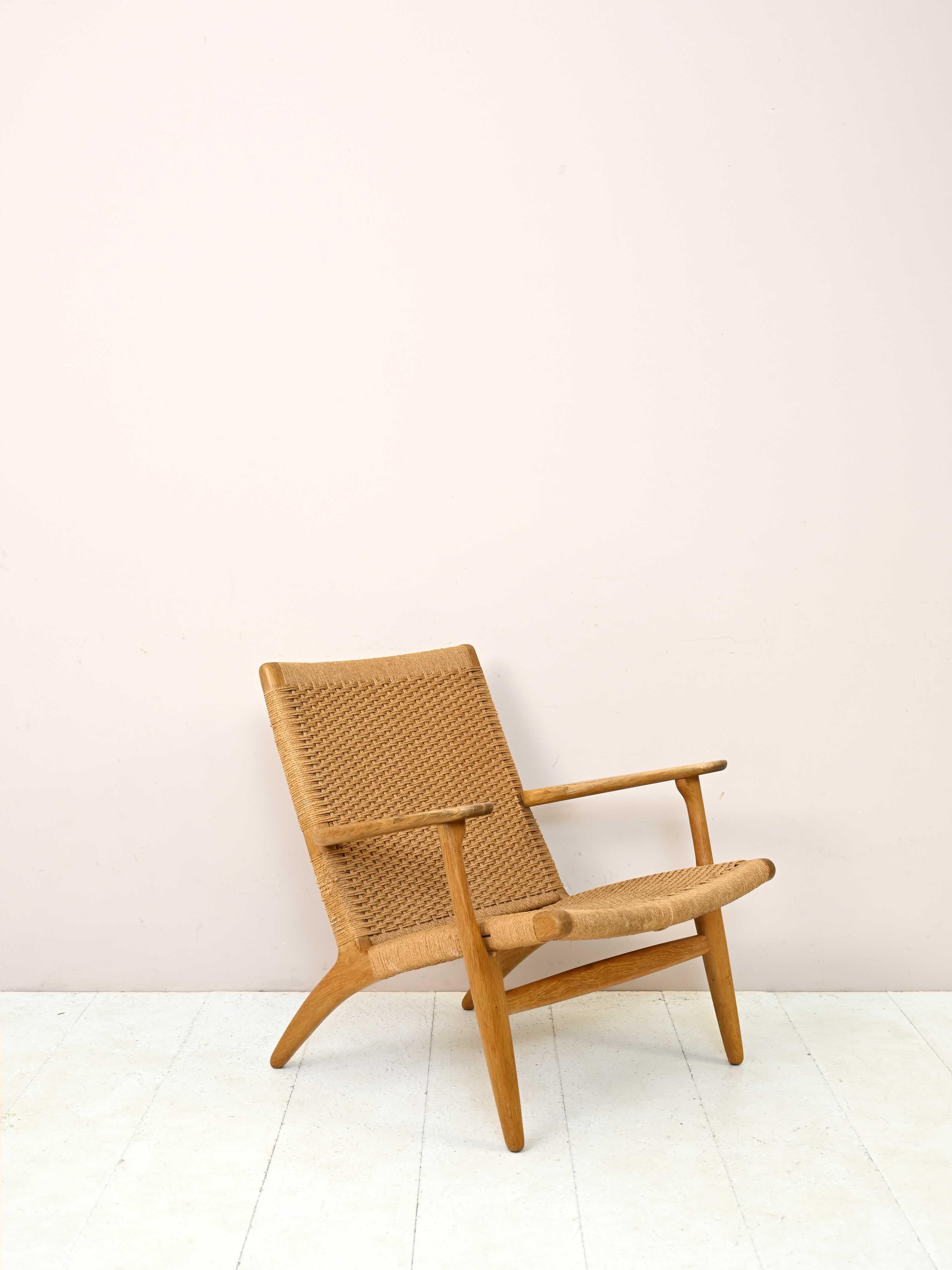 Fauteuil CH25 de Hans J Wegner pour Carl Hansen & Son, Danemark.

Le fauteuil a été conçu dans les années 1950 par Wegner et est devenu depuis une icône incontestable du design scandinave.
Son originalité réside dans l'utilisation de la Corde en