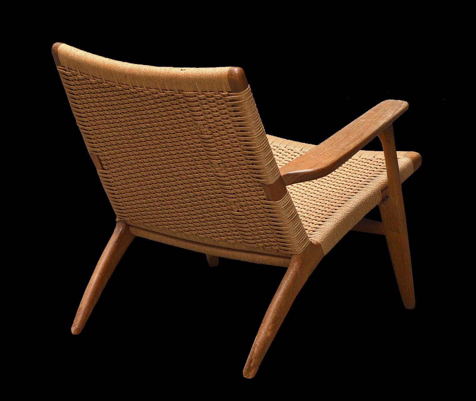 A very nice Classic Scandinavian modern lounge chair from Hans J. Wegner, produced by Carl Hansen & Son, in excellent condition.