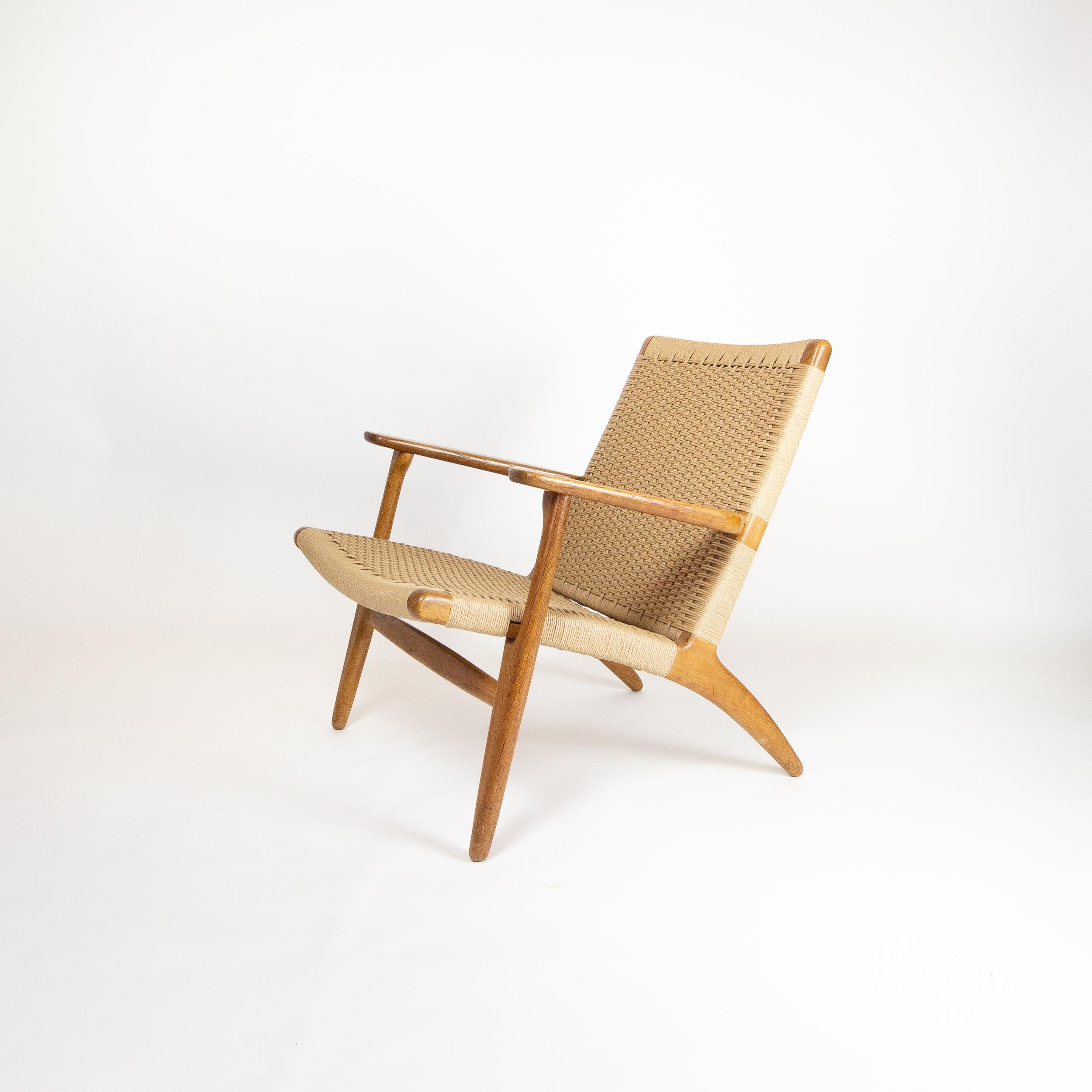 The CH25 is one of four chairs Wegner designed for Carl Hansen & Søn in his first 2 weeks with the company in 1950. Classic, highly desirable piece for both Wegner fans and chair collectors alike. Comfortable, solid and brilliantly designed this