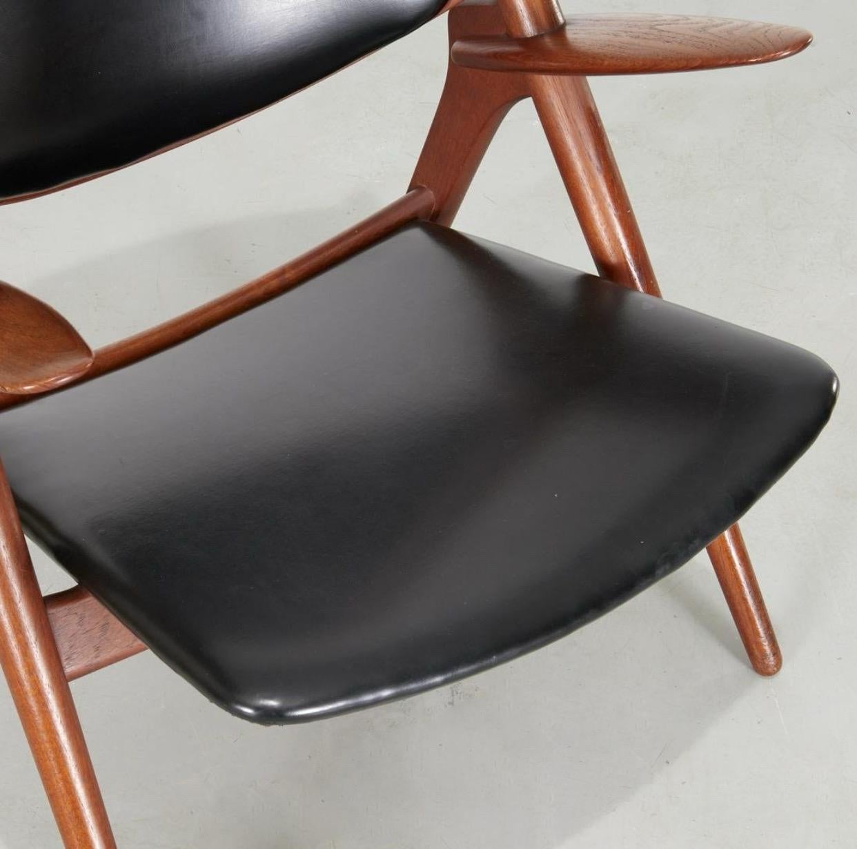 Mid-Century Modern CH28 “Sawbuck” Chair in Teak Wood and Leather by Hans Wegner for Carl Hansen For Sale