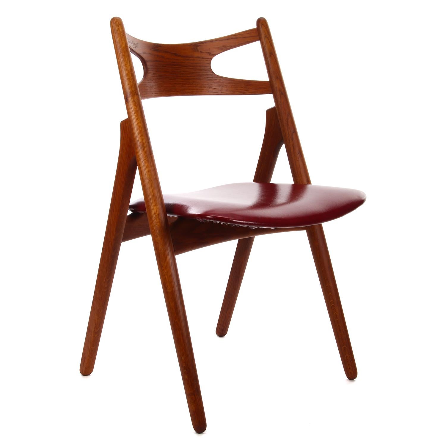 CH29 sawbuck chair by Hans J Wegner in 1952 for Carl Hansen & Son - iconic Danish design. Rare vintage oak dining chair with original wine-red upholstery - in very good vintage condition.

Exceptional comfortable chair with an extremely appealing