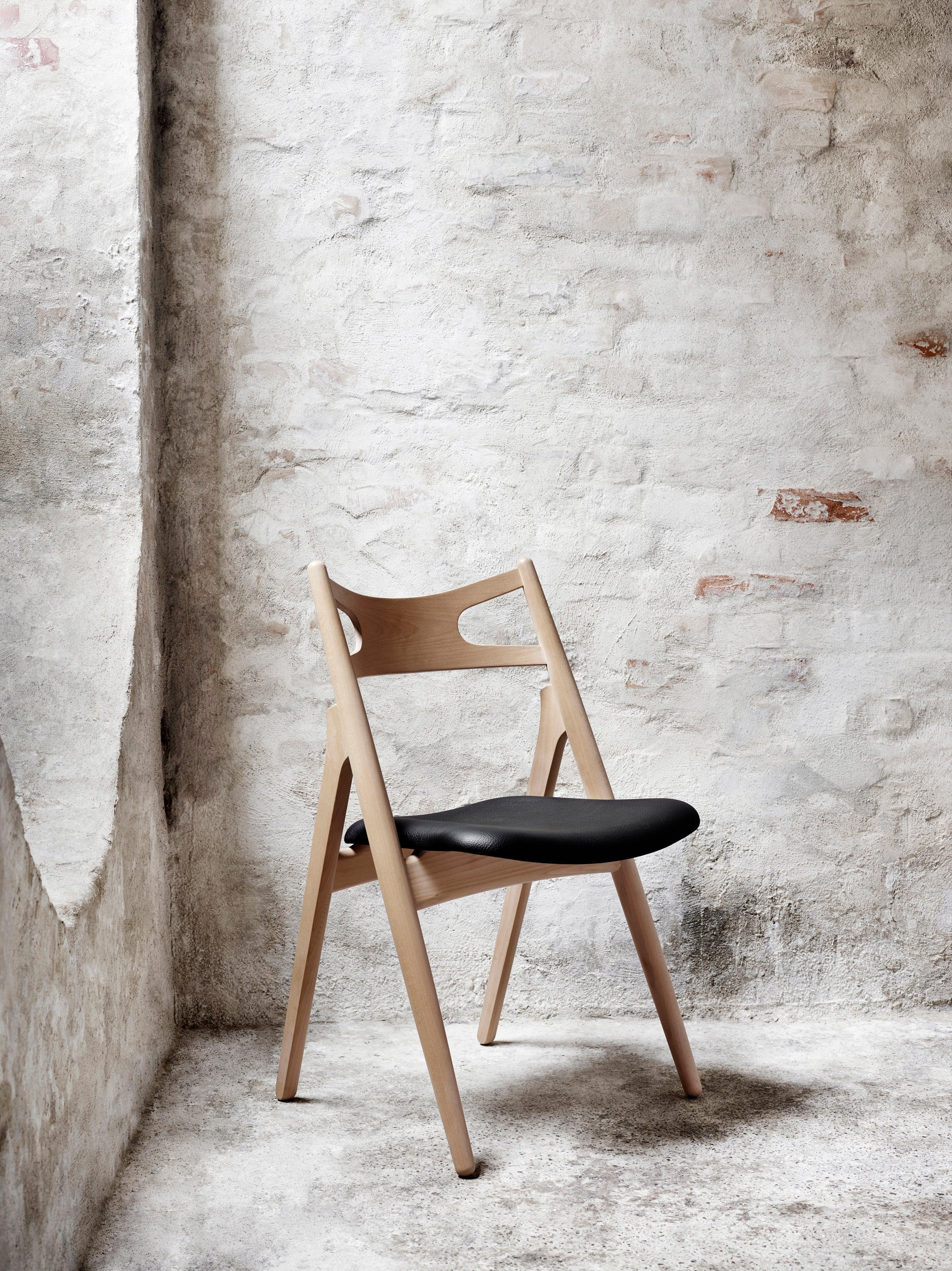 CH29P Sawbuck Chair in Oak Painted Black & Thor 301 Leather by Hans J. Wegner 1