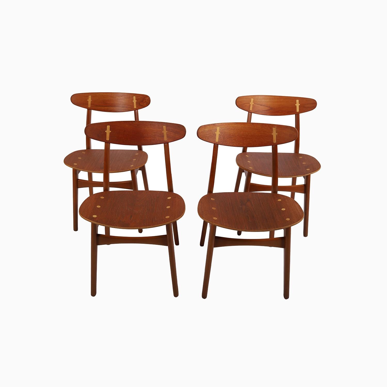 
Ein Satz von vier CH30 Esszimmerstühlen, entworfen von Carl Hansen & Søn.  Es handelt sich um ein älteres Set aus dunkel patiniertem Teakholz mit kontrastreichen Details aus Buchenholz.  Diese Stühle sind häufiger mit Eiche als Sekundärholz