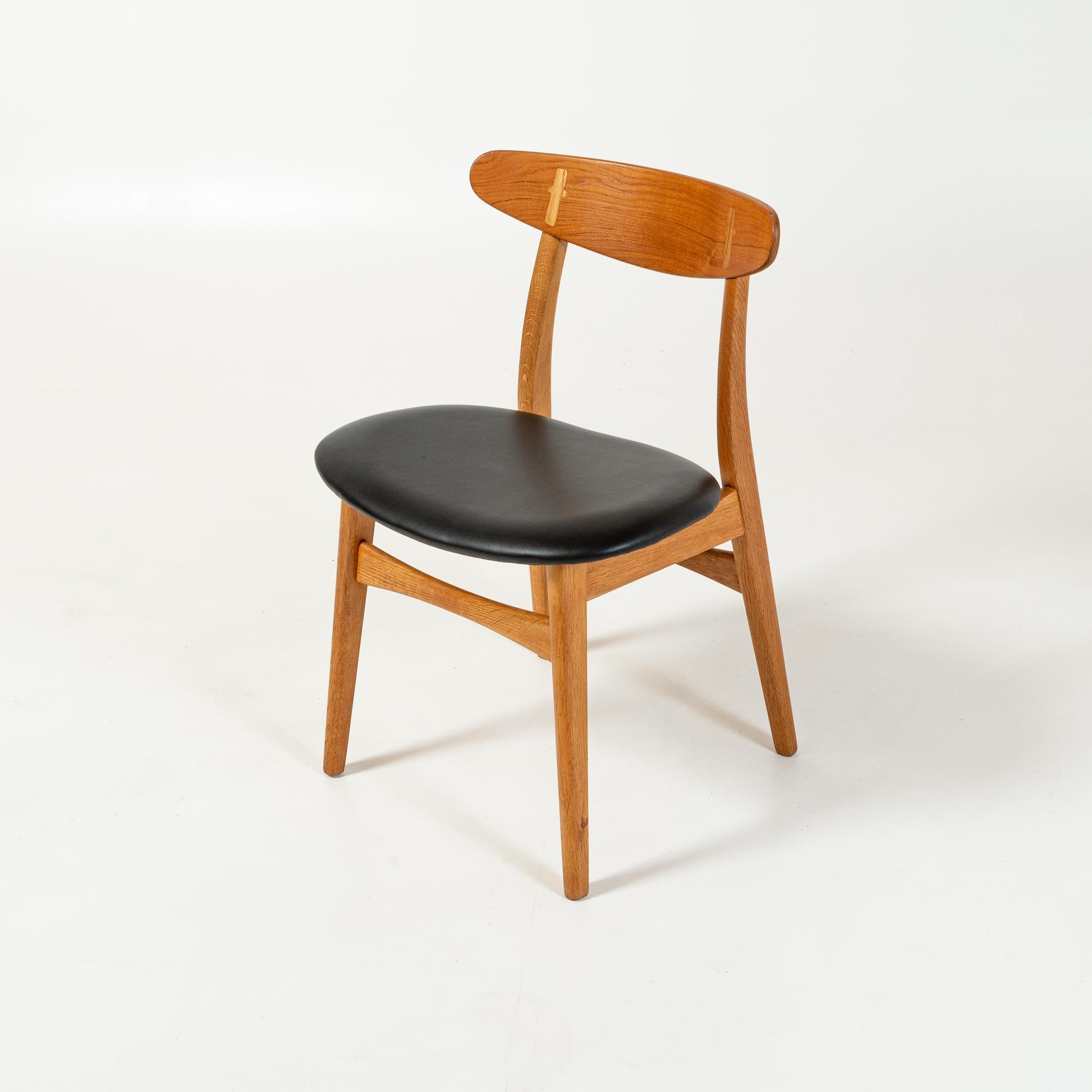 CH30 Dining Chairs by Hans Wegner for Carl Hansen & Son in Oak, Teak and Leather In Good Condition In Seattle, WA