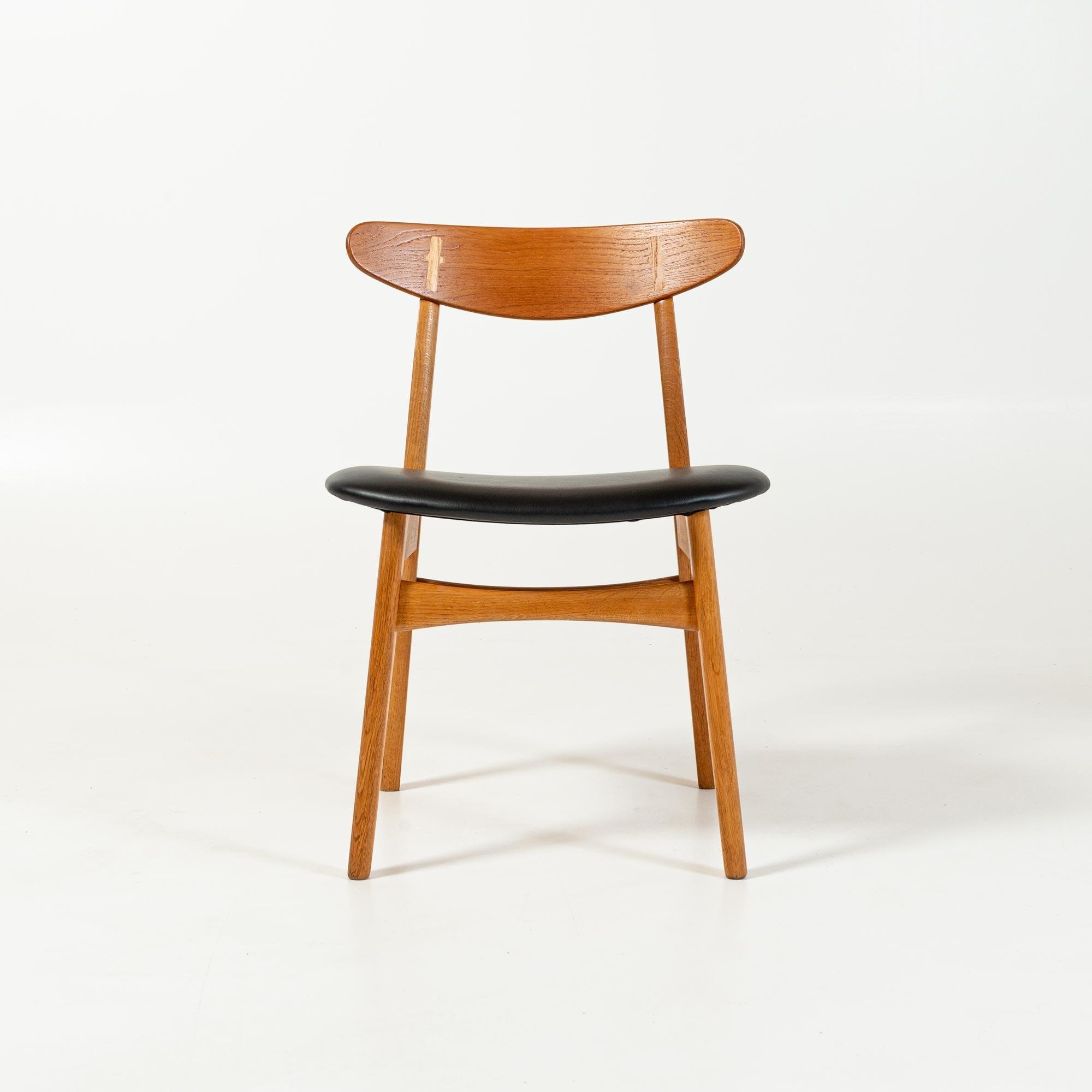 Mid-20th Century CH30 Dining Chairs by Hans Wegner for Carl Hansen & Son in Oak, Teak and Leather