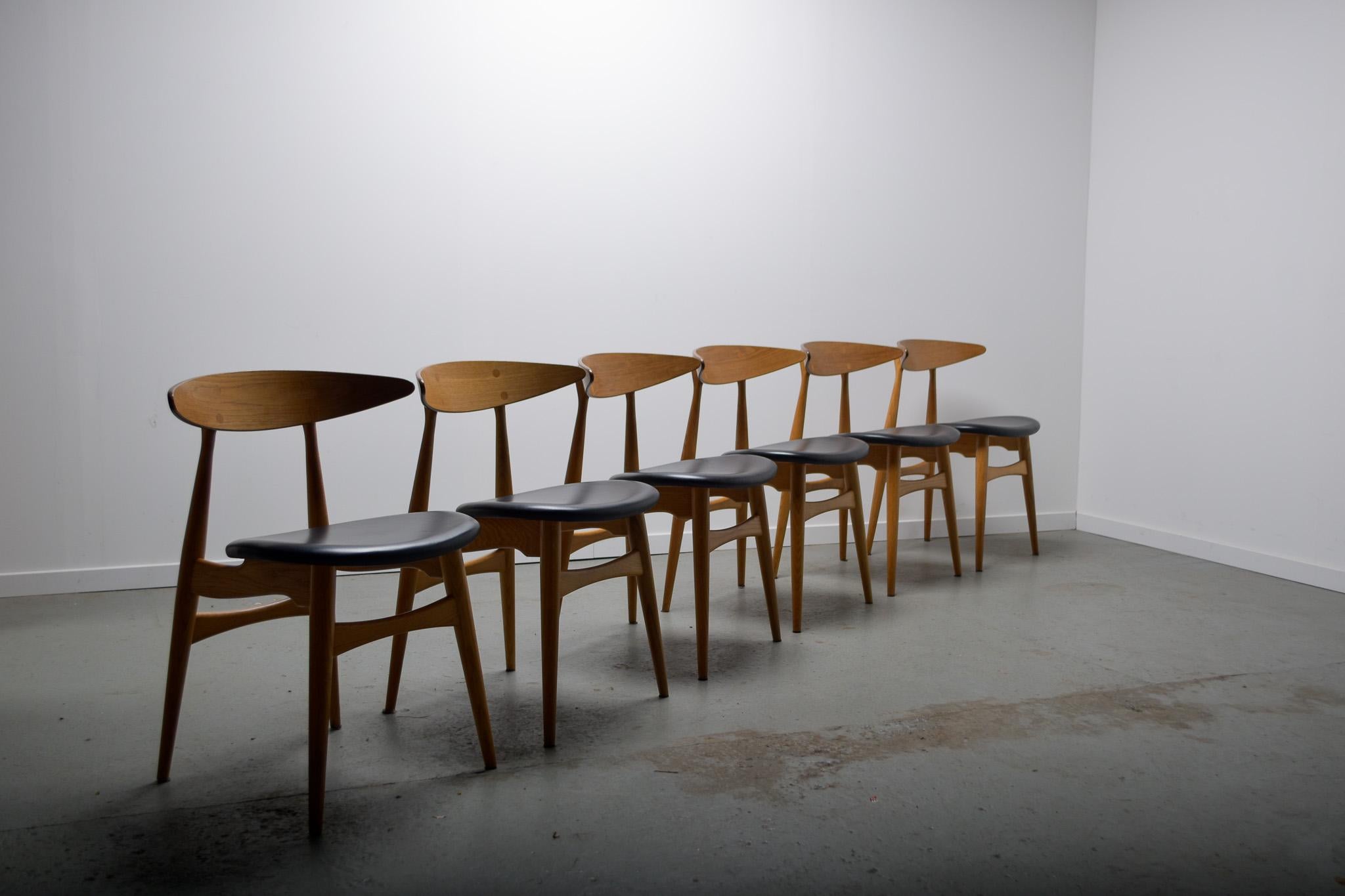 Hans J. Wegner's Iconic 1957 CH33P Chair: Timeless Ergonomics and Refined Design with Upholstered Seating. A Contemporary Relevance that Transcends Half a Century.

The chairs are made of Oak with an oiled finish. The seats are upholstered with