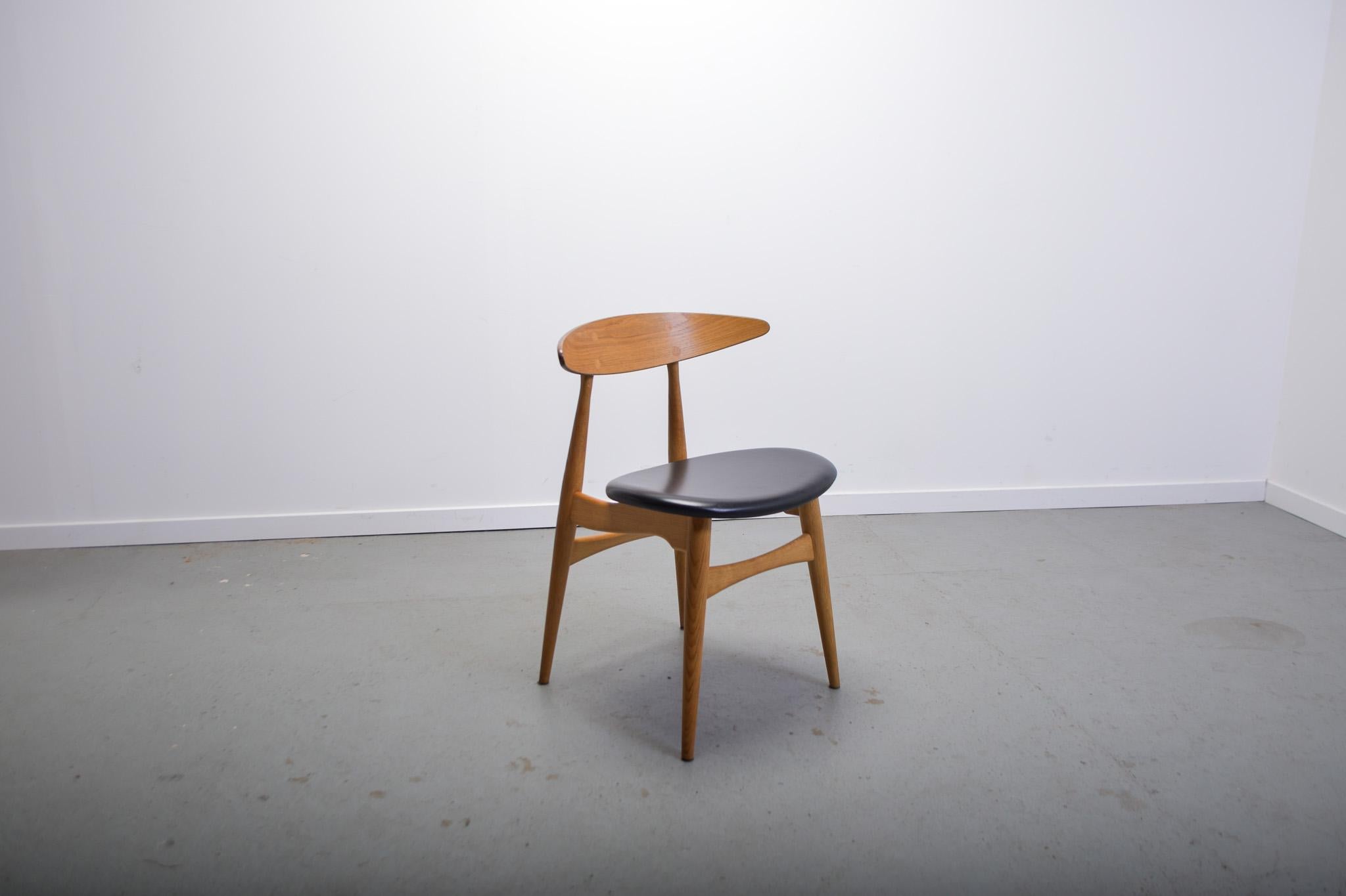 Mid-20th Century CH33 dining chairs designed by Hans J. Wegner for Carl Hansen