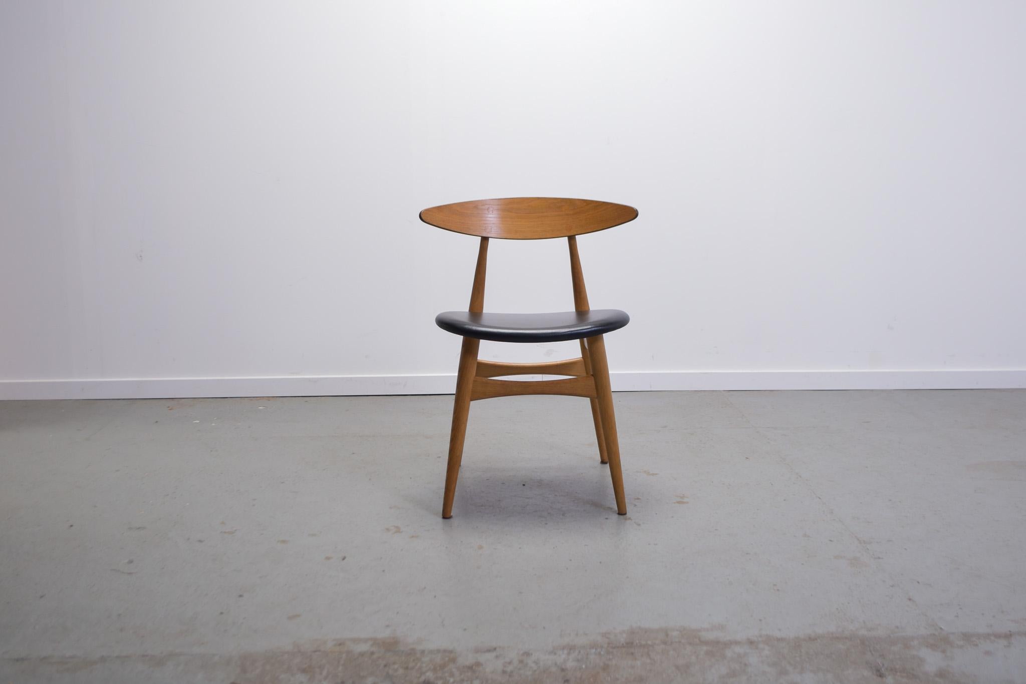 Cherry CH33 dining chairs designed by Hans J. Wegner for Carl Hansen