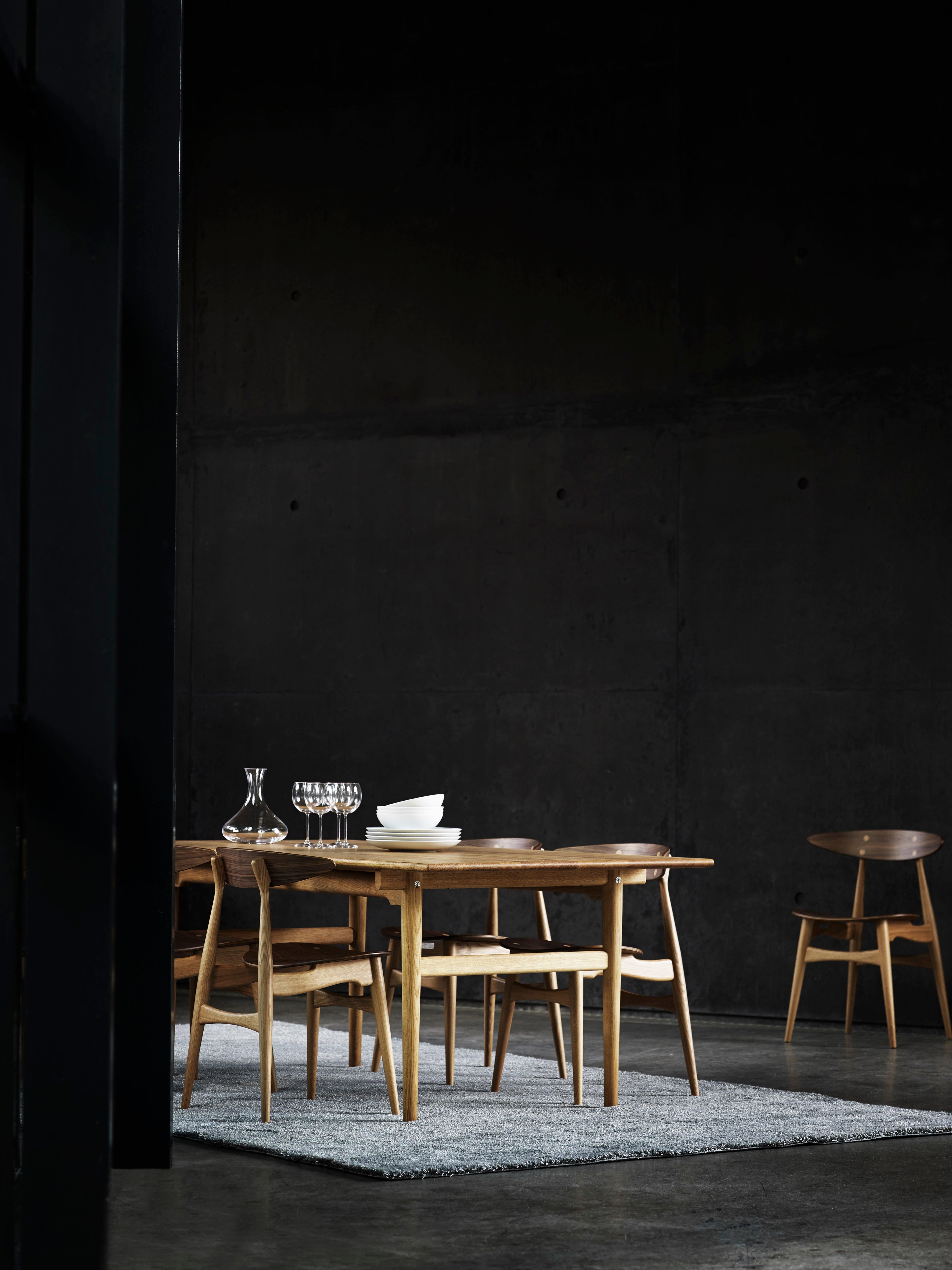 CH33P Dining Chair in Oak Painted Black & Thor 301 Leather by Hans J. Wegner 4
