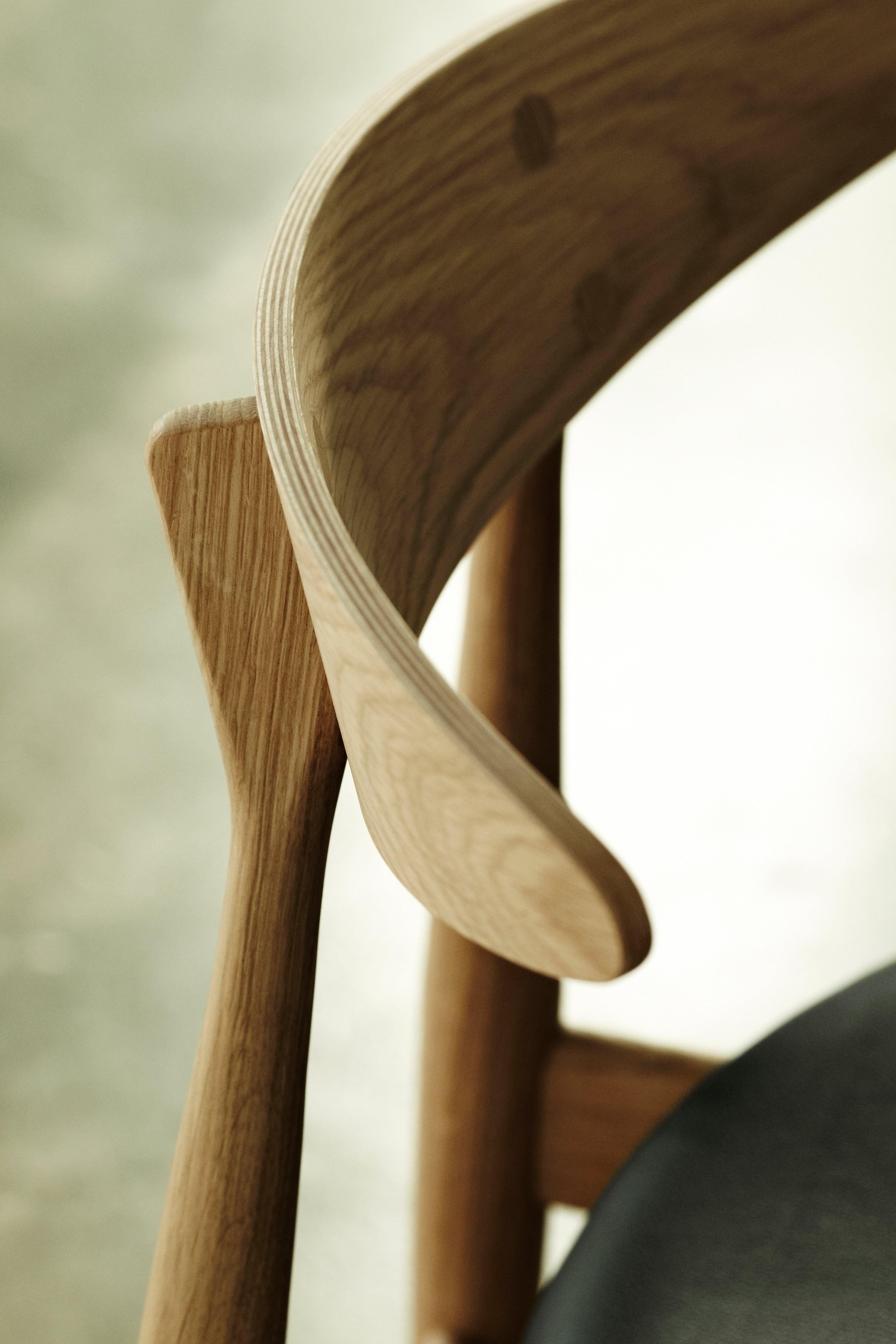 CH33P Dining Chair in Oak Painted Black & Thor 301 Leather by Hans J. Wegner In New Condition In Burlington, NJ