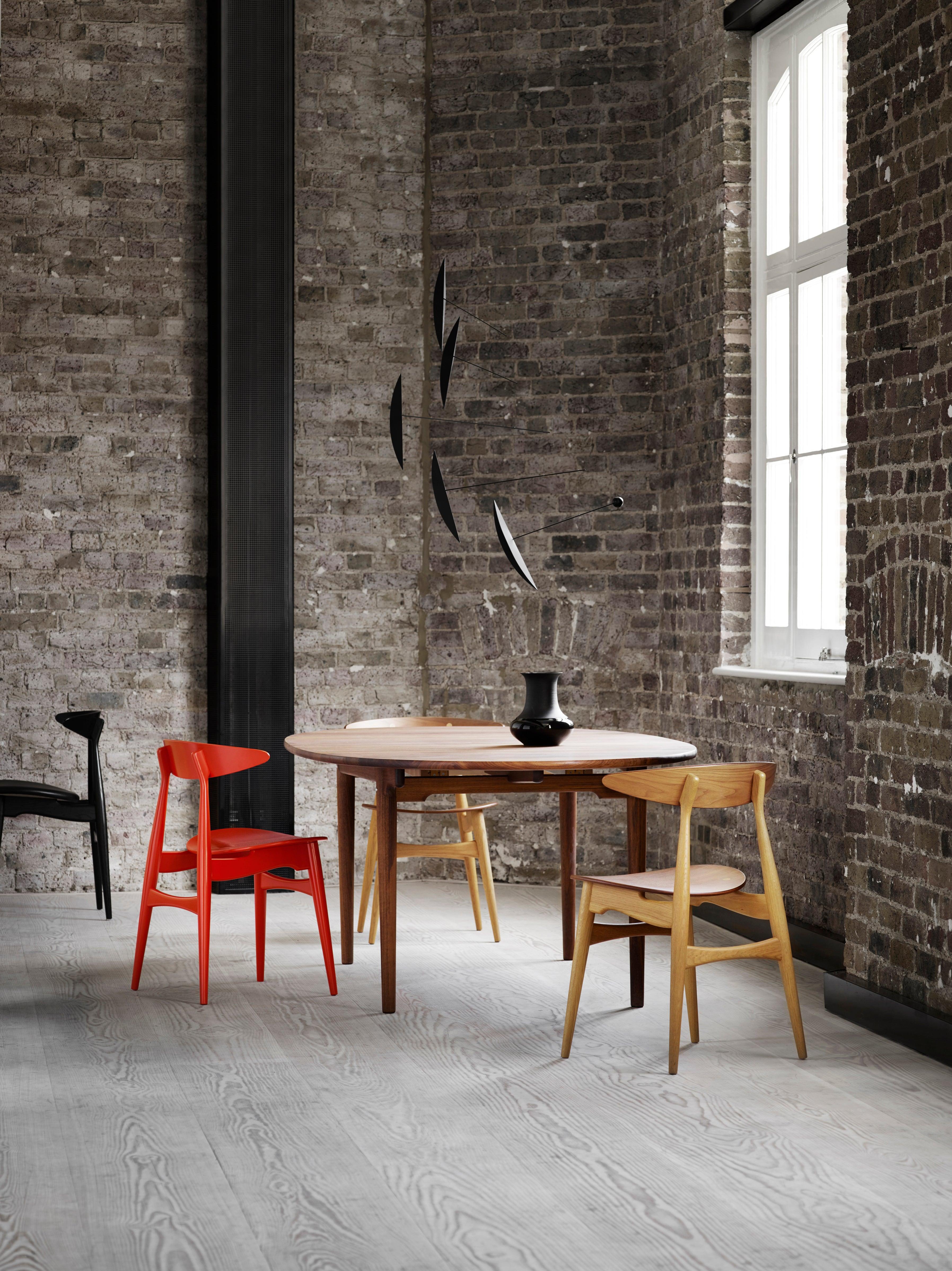 CH33P Dining Chair in Oak Painted Black & Thor 301 Leather by Hans J. Wegner 2