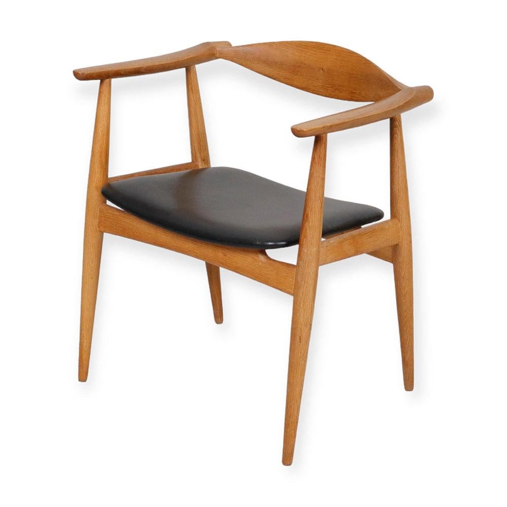 Sesselmodell CH-35 von Hans Wegner, hergestellt von Carl Hansen & Son in Dänemark, in der Ausführung Eiche und schwarzes Leder. Ein moderner Designklassiker von Hans Wegner mit erkennbarem kulturhistorischem Wert. Dieses Modell ist ganz im Stil des