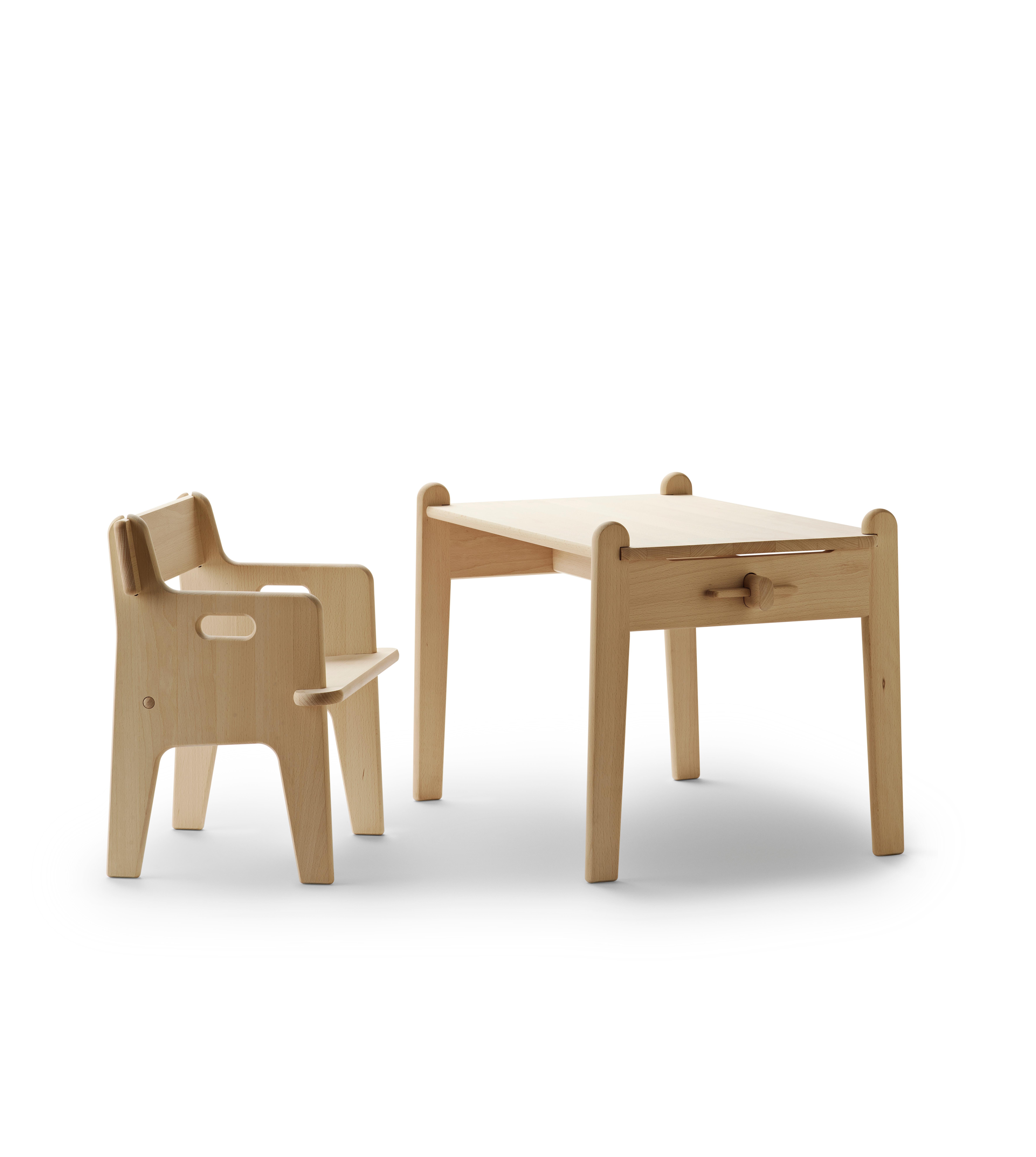 Complemento de la silla Peter, la mesa Peter fue creada por Hans J. Wegner como juguete y mueble genial. Se lo regaló al hijo de su amigo y colega diseñador de muebles Børge Mogensen. Fabricados en haya sin tratar, los componentes de la mesa no